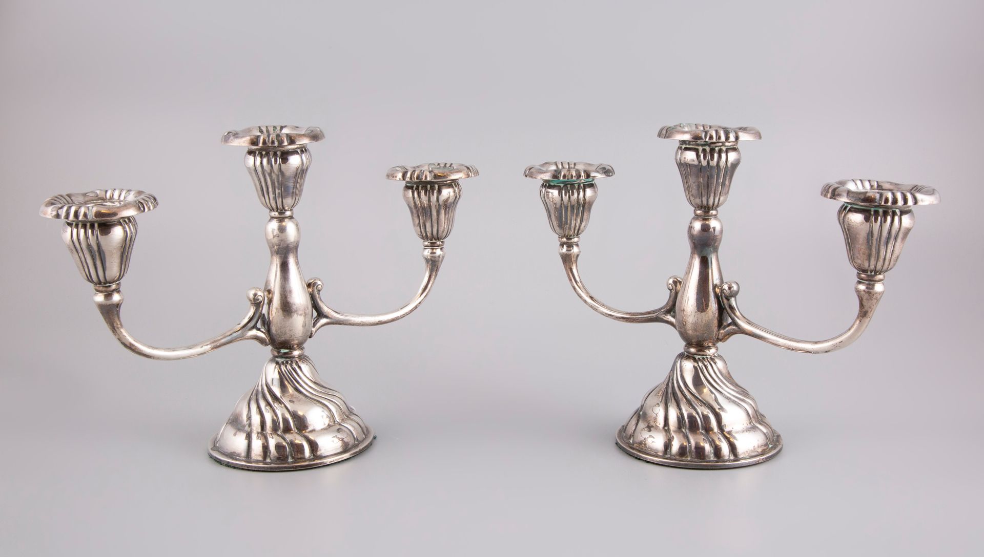 Null Pair of 3-light candelabra in silver plated metal. H.22cm.