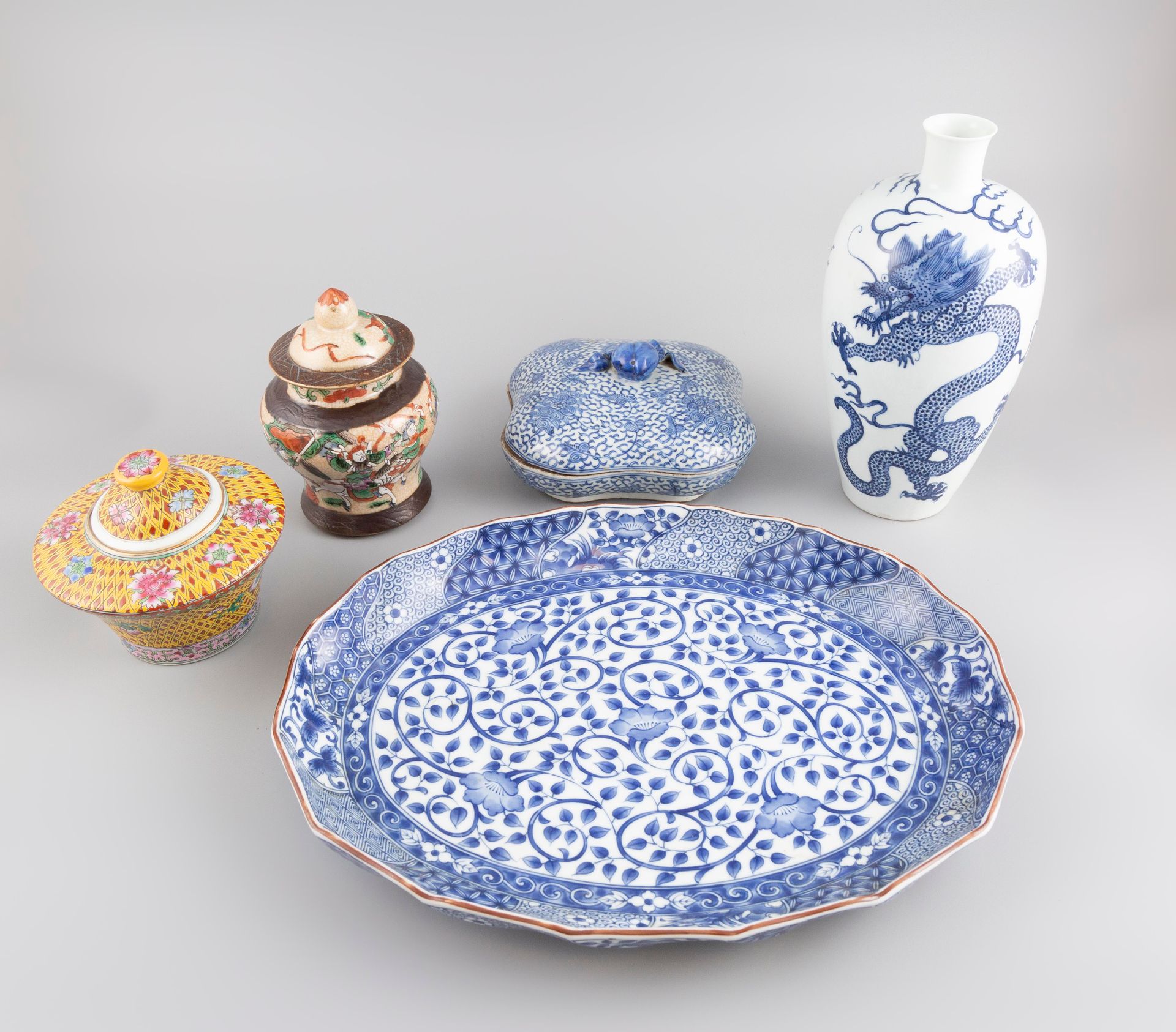 Null 一套五件现代中国风格的作品，包括：一个深盘，一个南京陶瓶，一个有盖花瓶，一个带龙纹的阳台花瓶和一个有盖隔层盒。