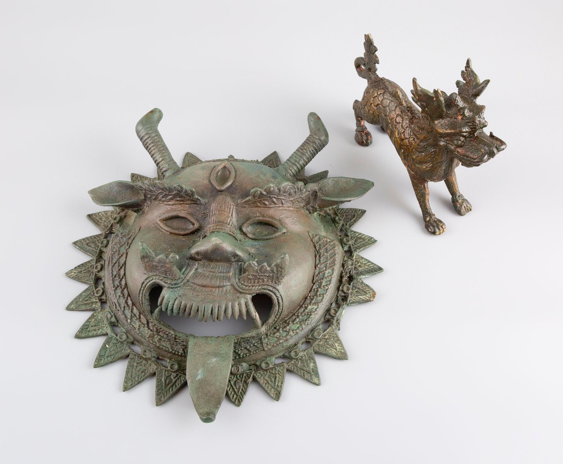 Null 贝宁。青铜礼节性面具。恶魔的形象。(事故)。附有一条风格化的青铜龙。