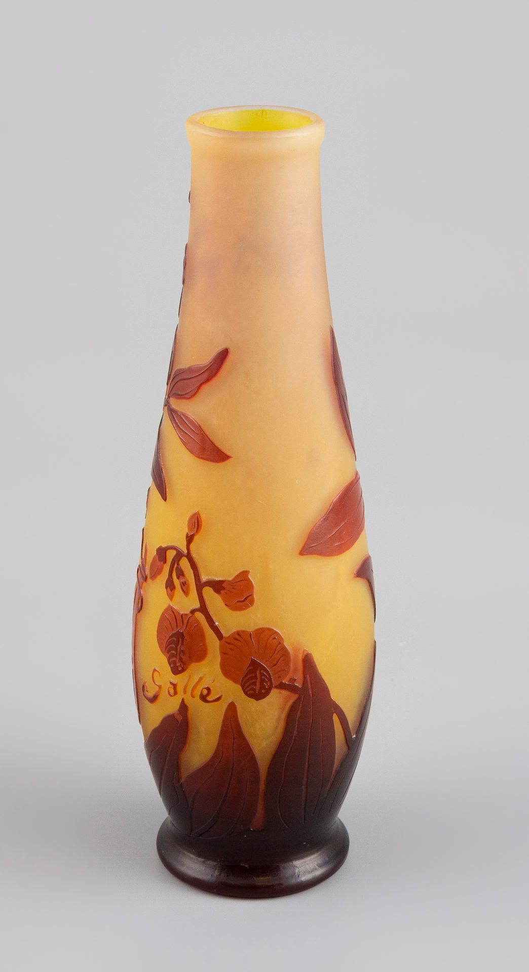 Null GALLE。吹制玻璃小花瓶，有酸蚀的紫藤花装饰。签名。高18.5厘米。