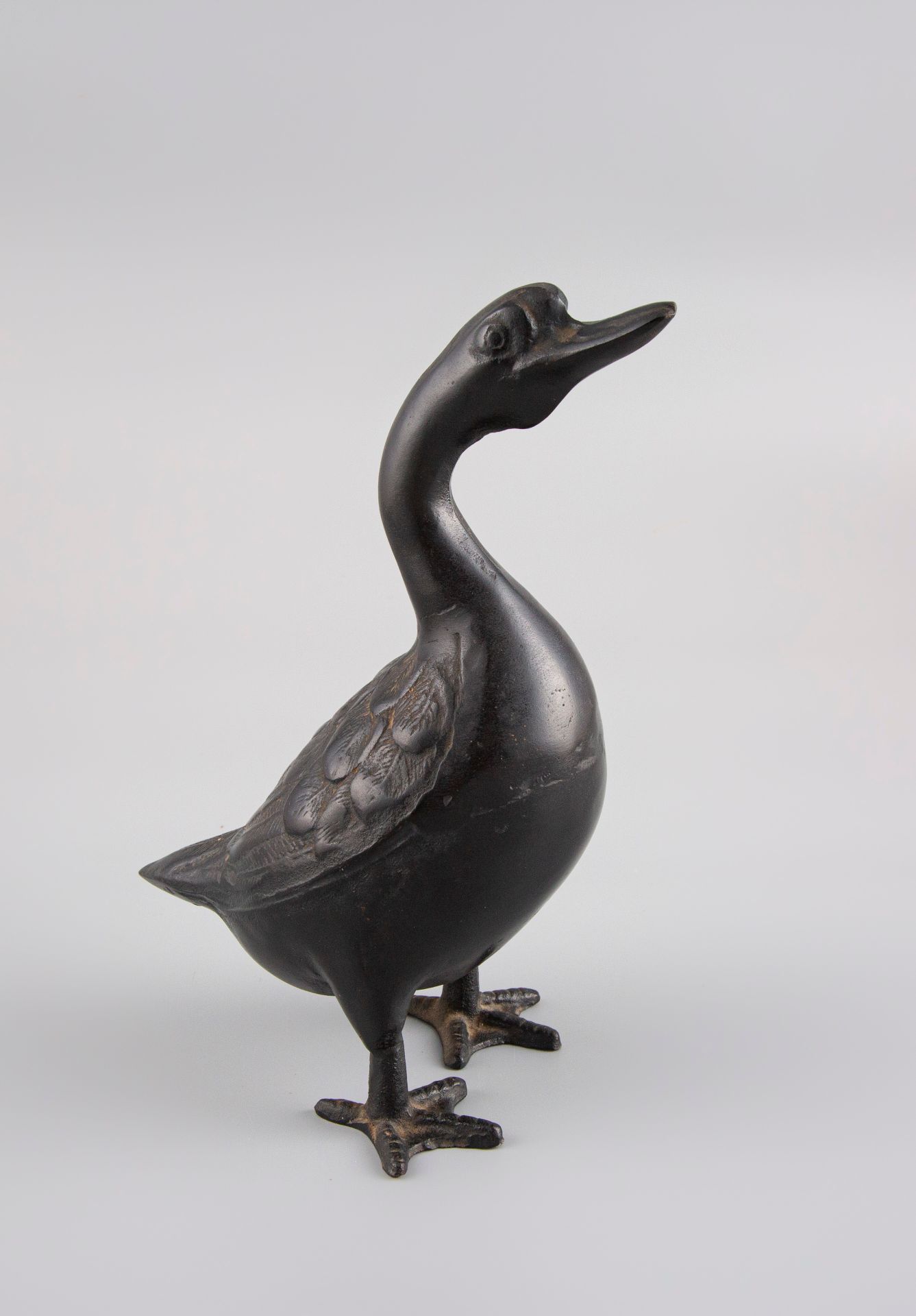 Null Bronzeobjekt, das eine Ente darstellt. Höhe 26 cm.
