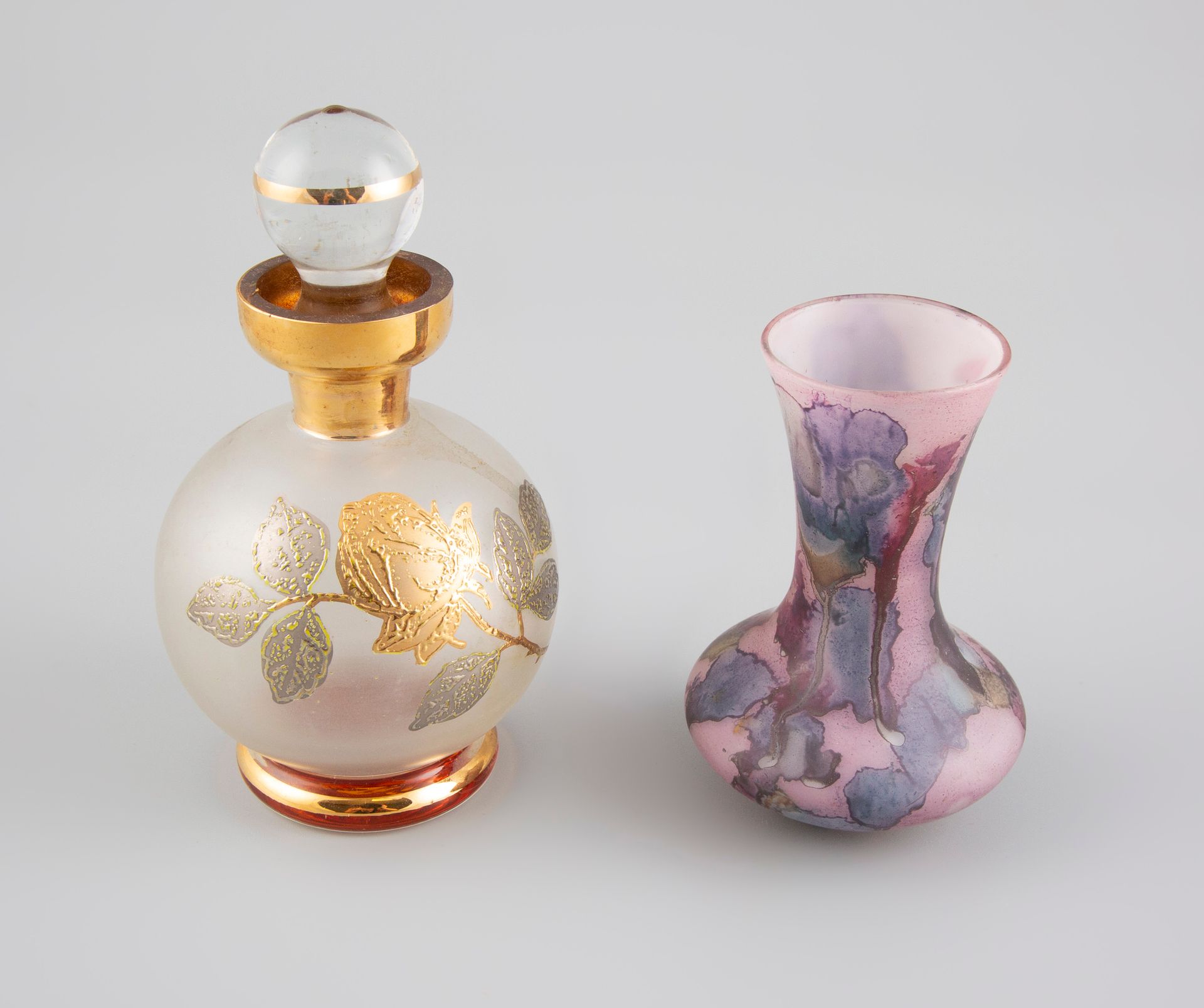 Null 刻有花纹的玻璃香水瓶。附有一个紫罗兰色的吹制玻璃小花瓶。高11厘米。