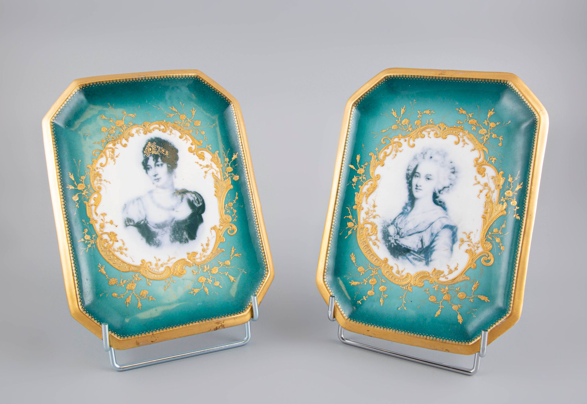 Null 一对装饰性的珐琅彩瓷盘，中间是两幅妇女肖像。23x17cm。