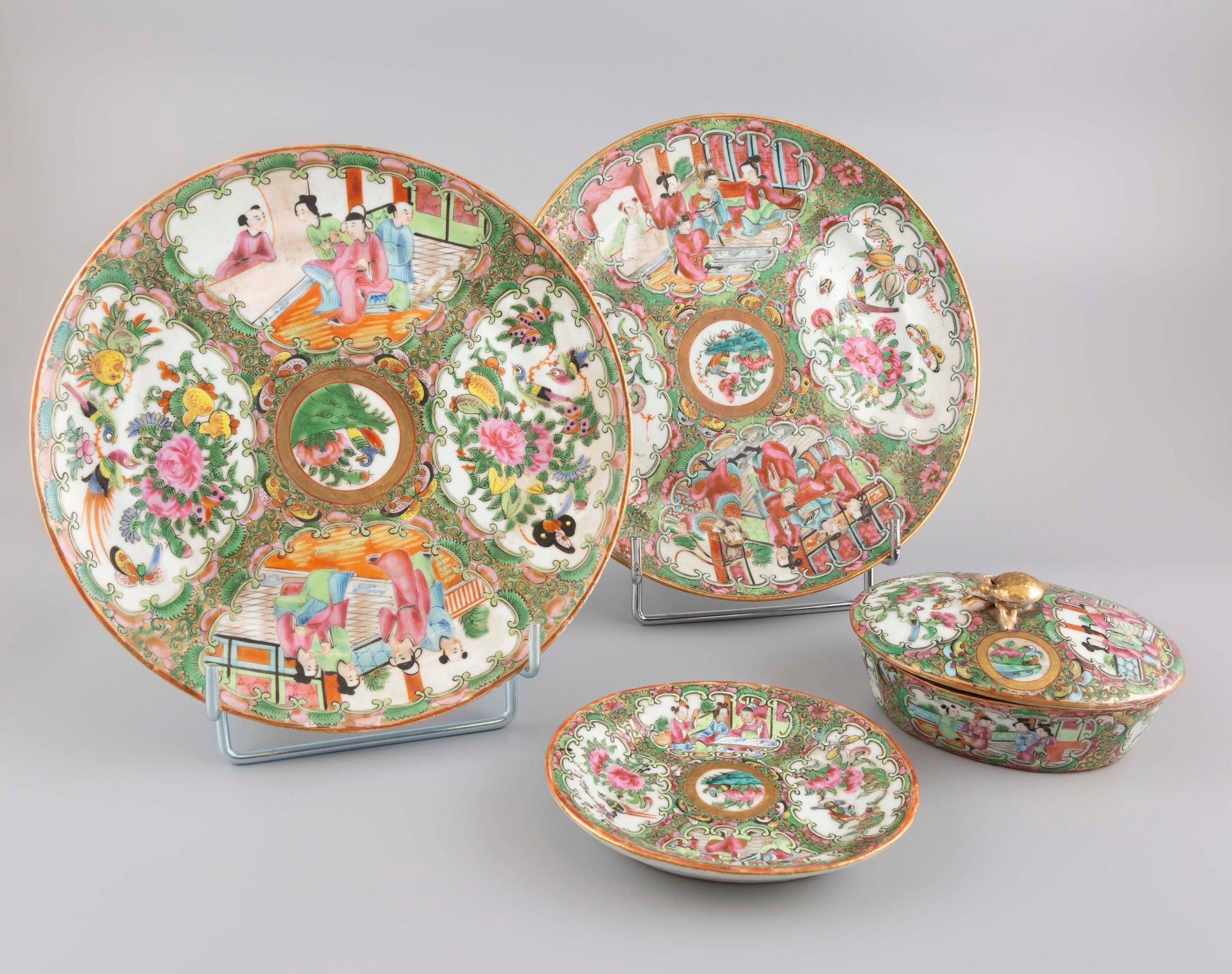 Null China. Pink family. A lot including two plates, a covered box and a dish.