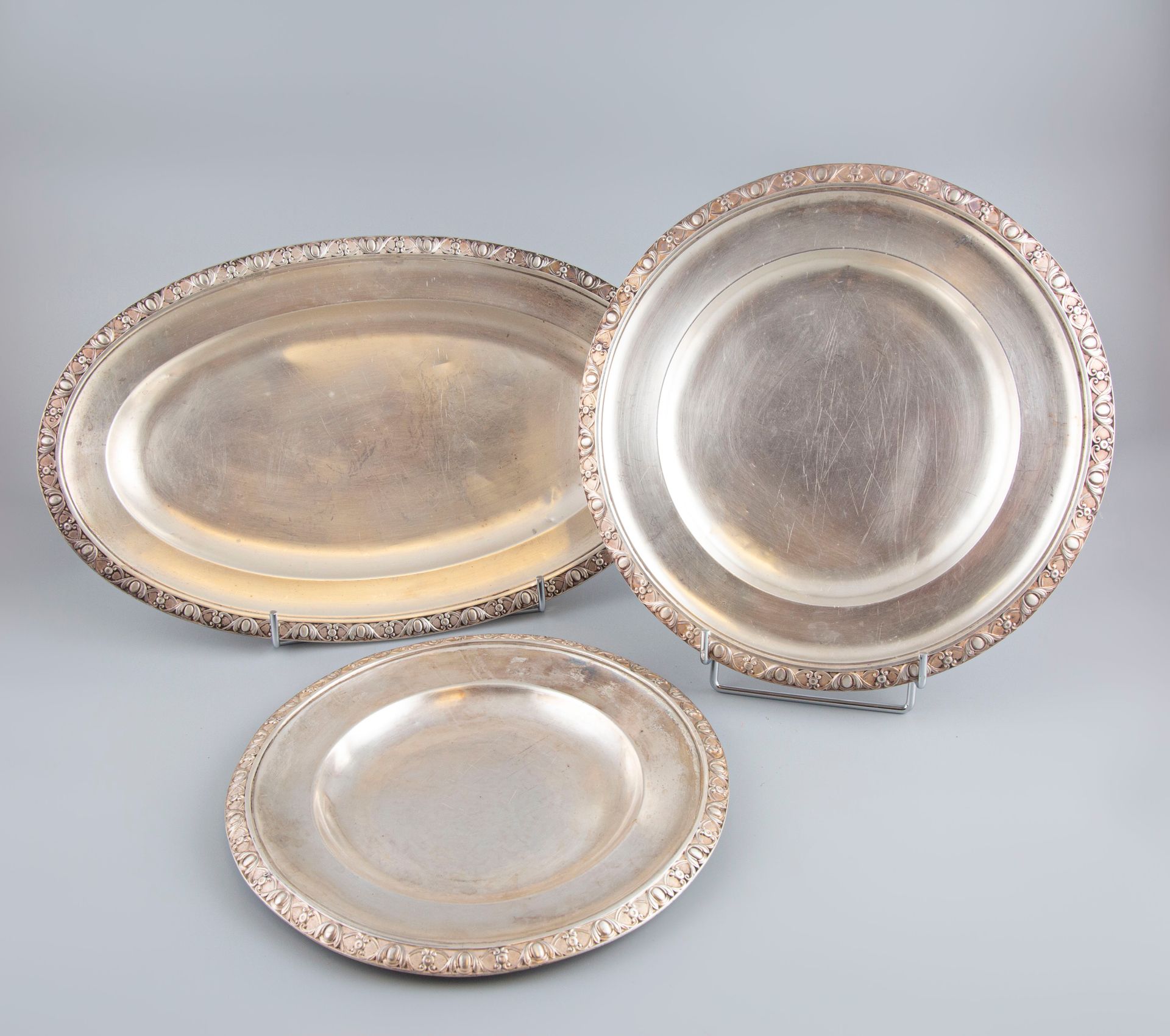 Null 奥迪奥之家，巴黎。三个银质餐具，Minerve标志，包括两个圆盘和一个椭圆盘。重量为2460克。(pockmarks)。