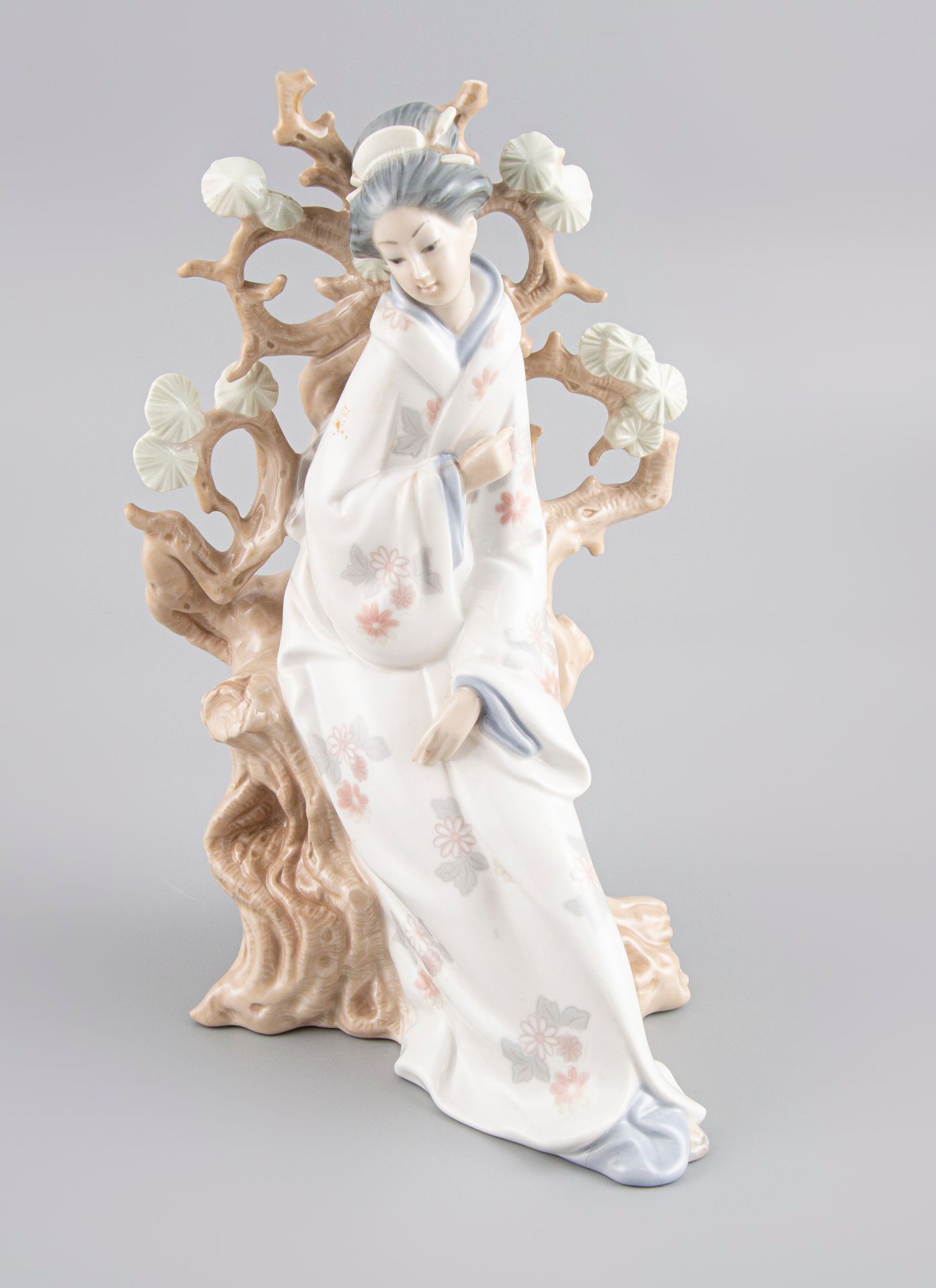 Null Maison LARDO. "Geisha". Sculpture volume en porcelaine. H. 28cm. (accident)&hellip;