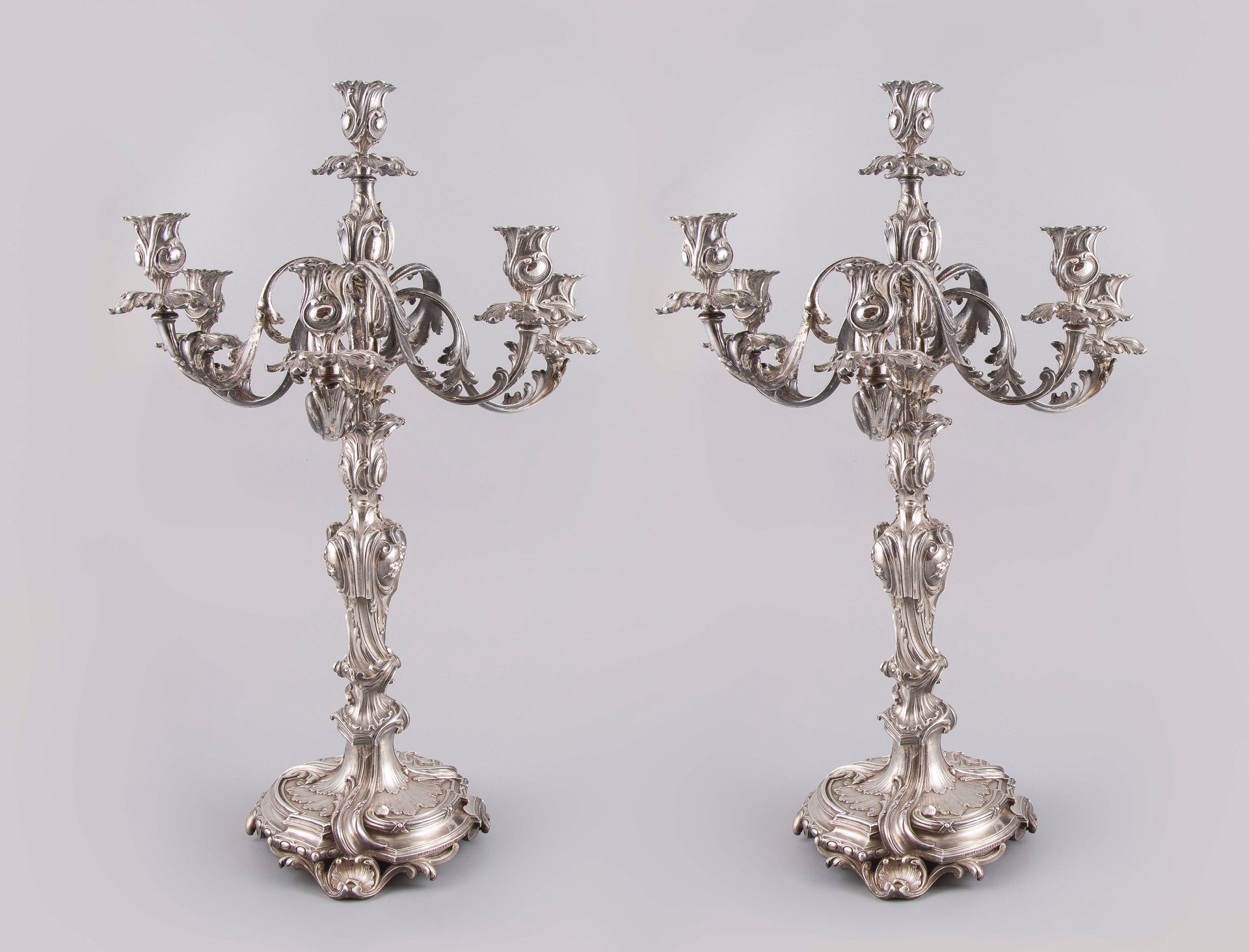 Null Importante pareja de candelabros de siete luces estilo rocaille en bronce p&hellip;