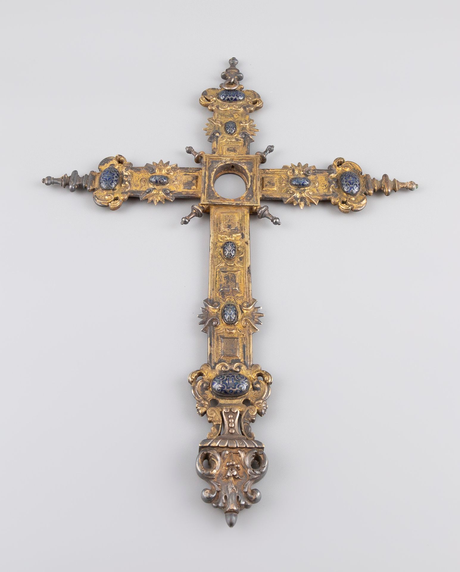Null 
Enamel and silver plated bronze crucifix. Period XVII°. H. 41cm.