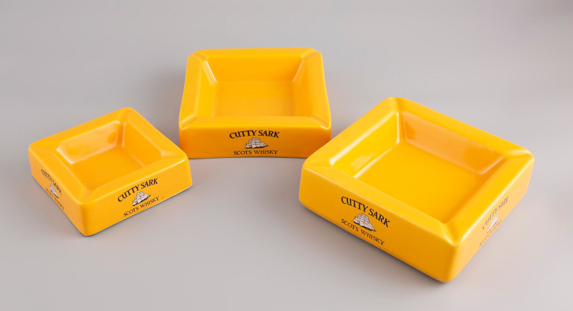 Null A set of three square ashtrays of different sizes in ceramic with yellow ba&hellip;