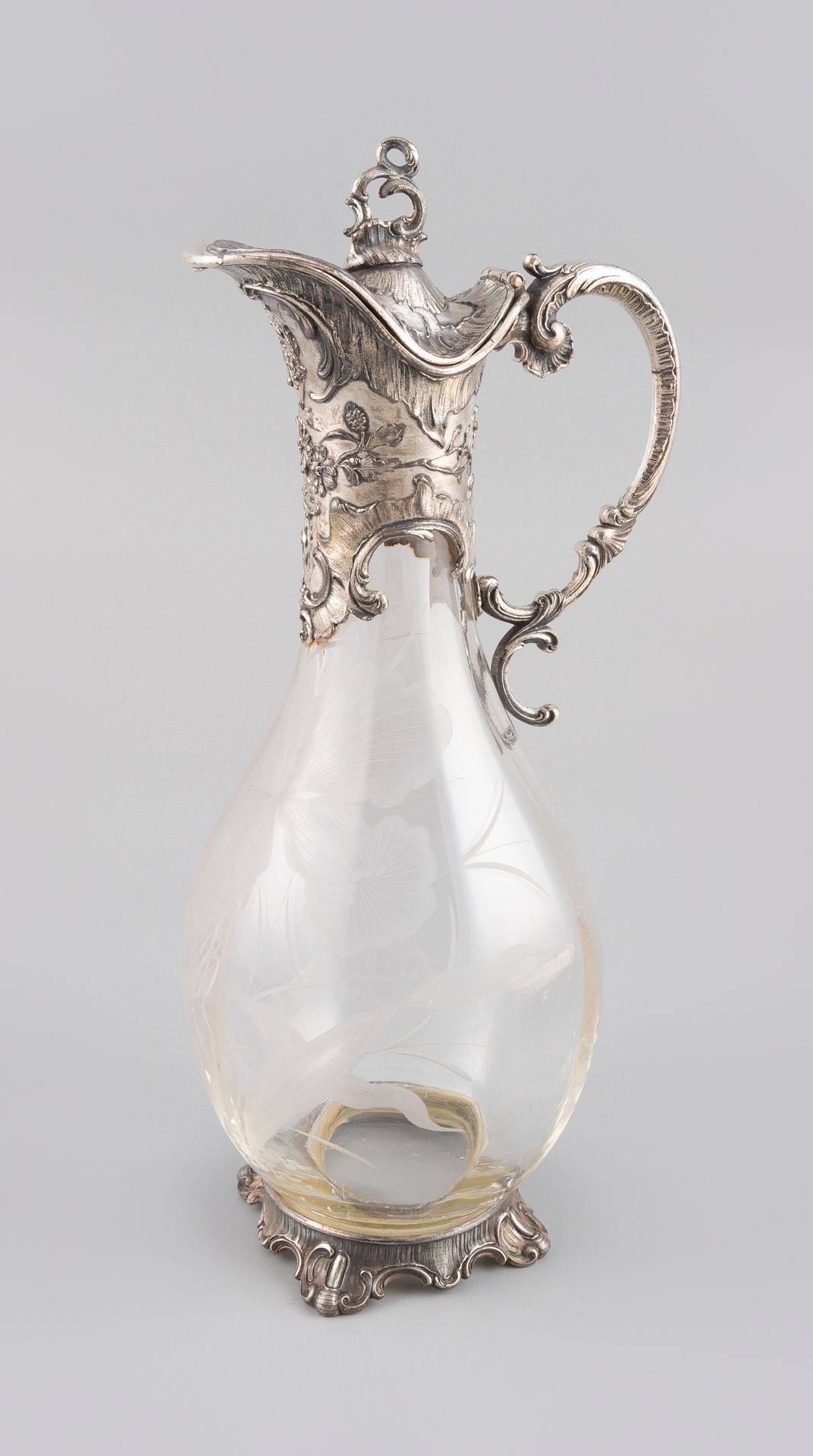 Null Glass ewer engraved with floral motifs, the metal frame.