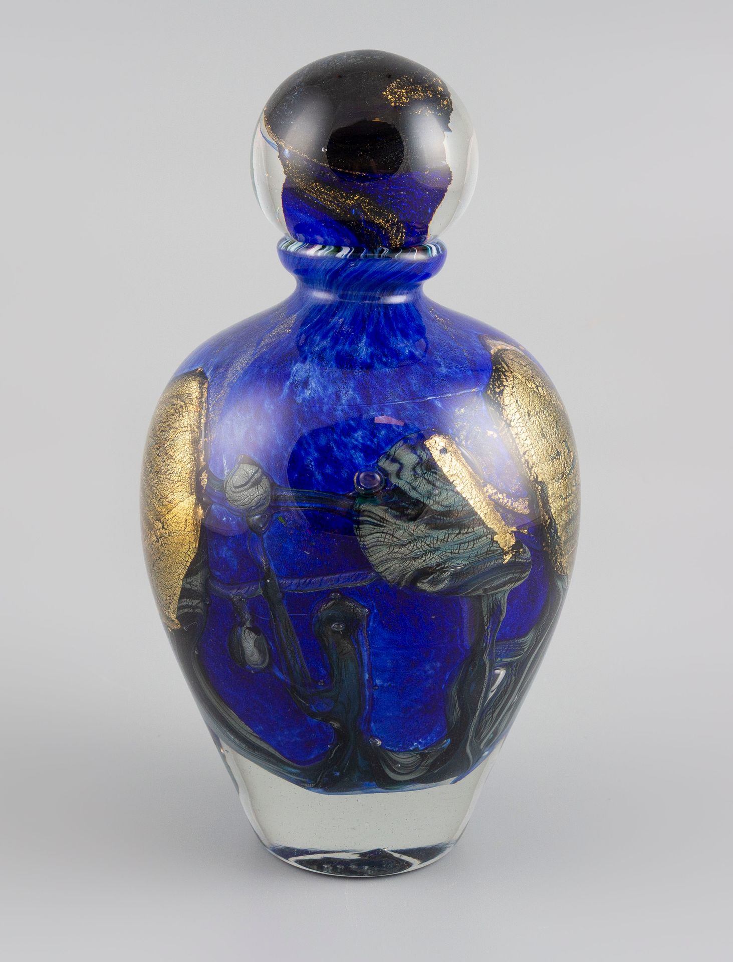 Null Jean-Claude NOVARO (1943-2015). Flacon ovoide en verre soufflé teinté bleu &hellip;
