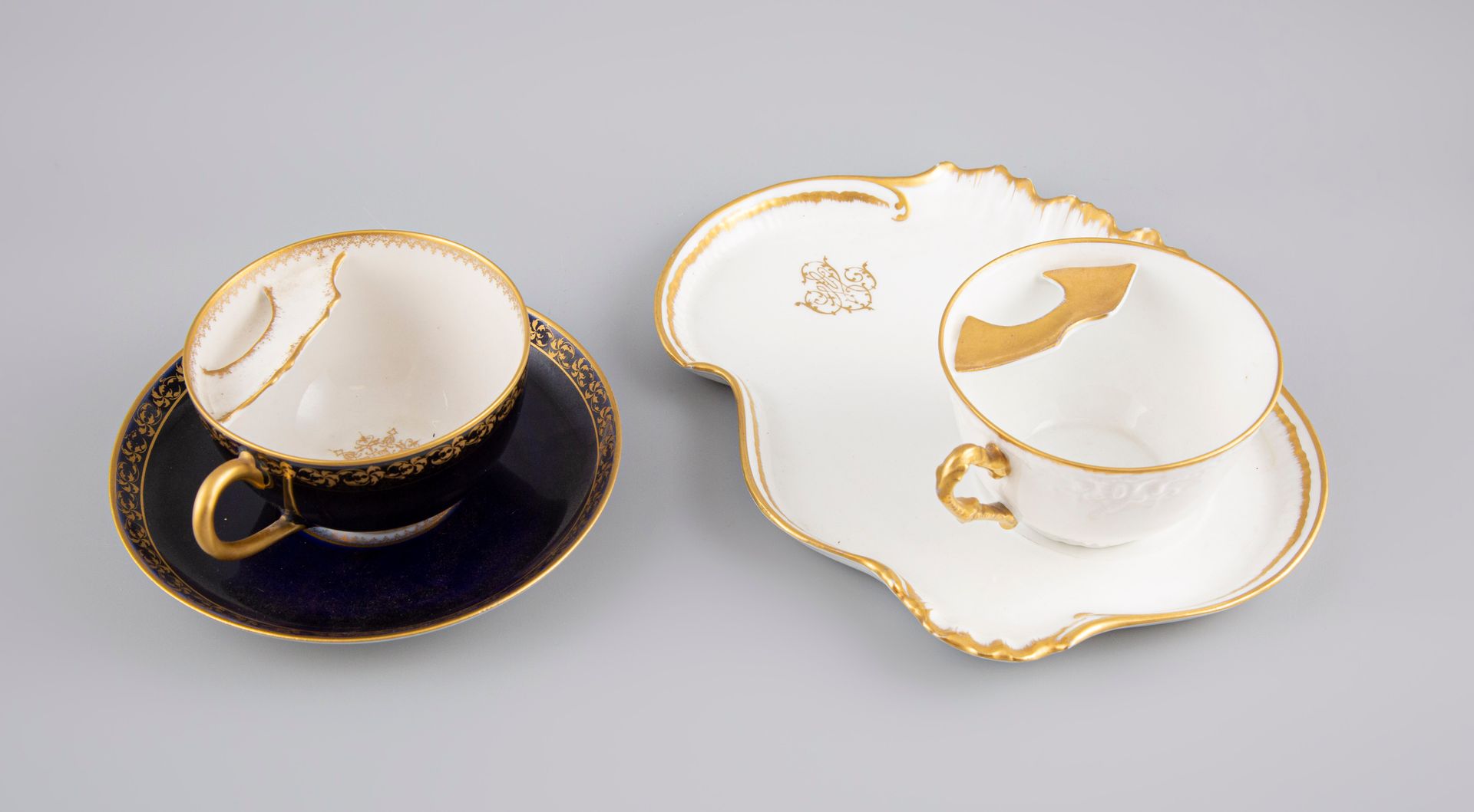 Null LIMOGES France, G. Raby. Tasse à moustache en porcelaine à fond bleu et dor&hellip;