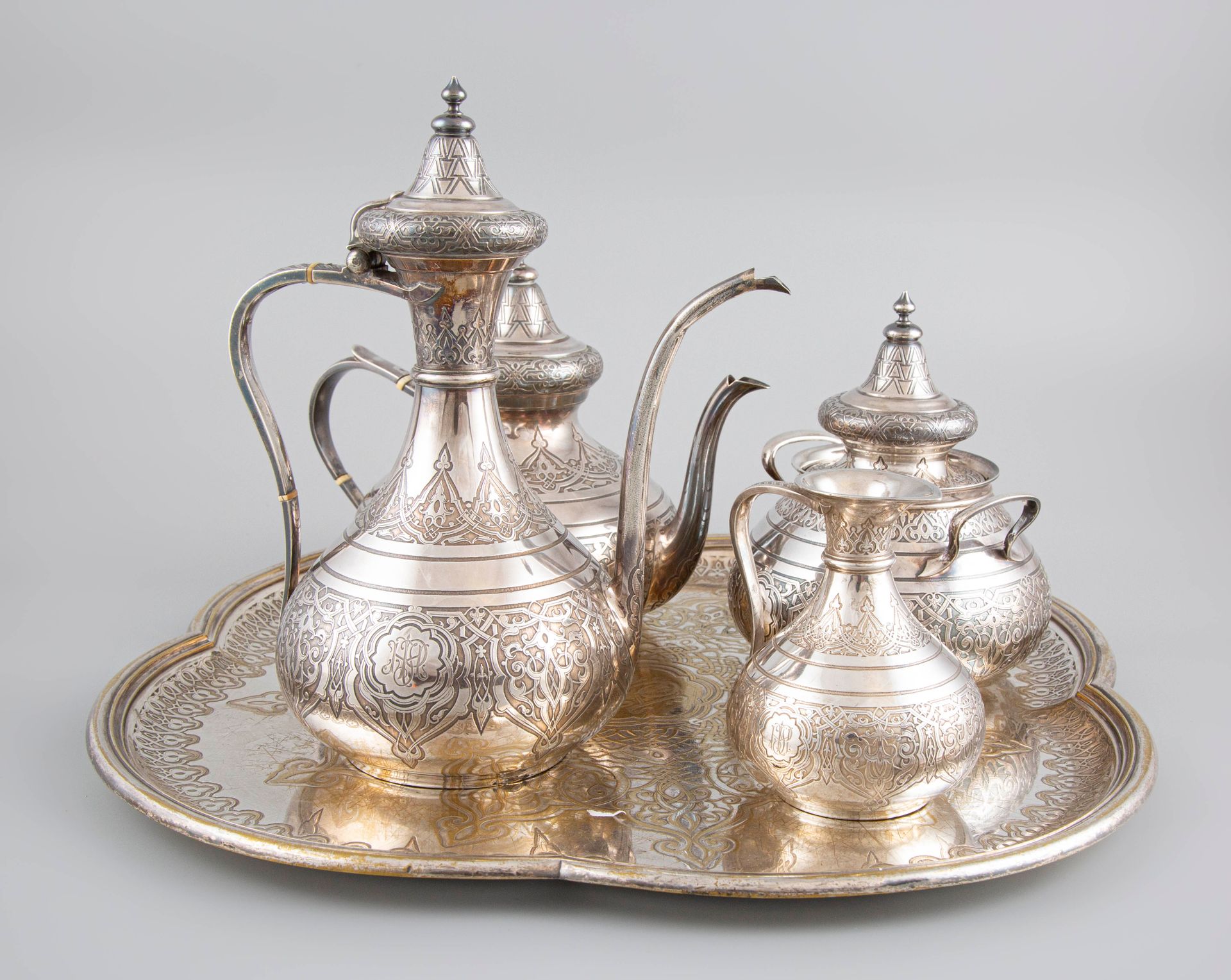 Null 银色青铜器5件，包括1个托盘，1个茶壶，1个咖啡壶，1个有盖糖碗和1个牛奶壶。签名：Marret-Jarry。国外工作。