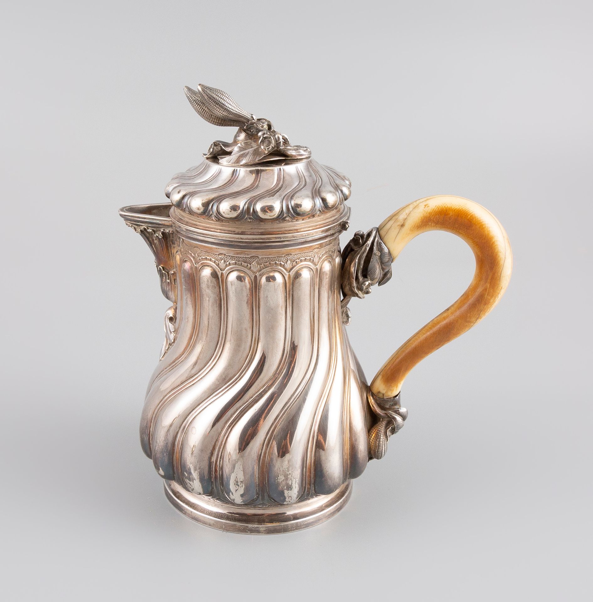 Null House Marret-Jarry. Silver chocolate pot with Minerve mark, the handle in i&hellip;