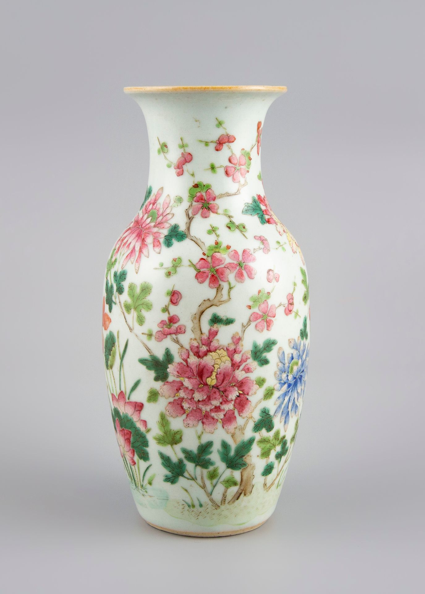 Null China, siglo XX. Jarrón balaustre con motivos florales esmaltados. Altura 2&hellip;