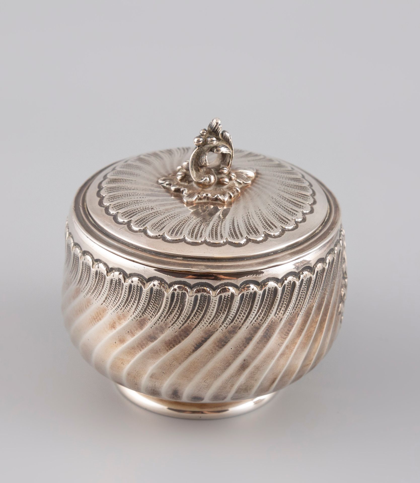 Null Covered box in silver with Minerve mark. Titled "Mme Dupuy 3 mai 1888". Wei&hellip;