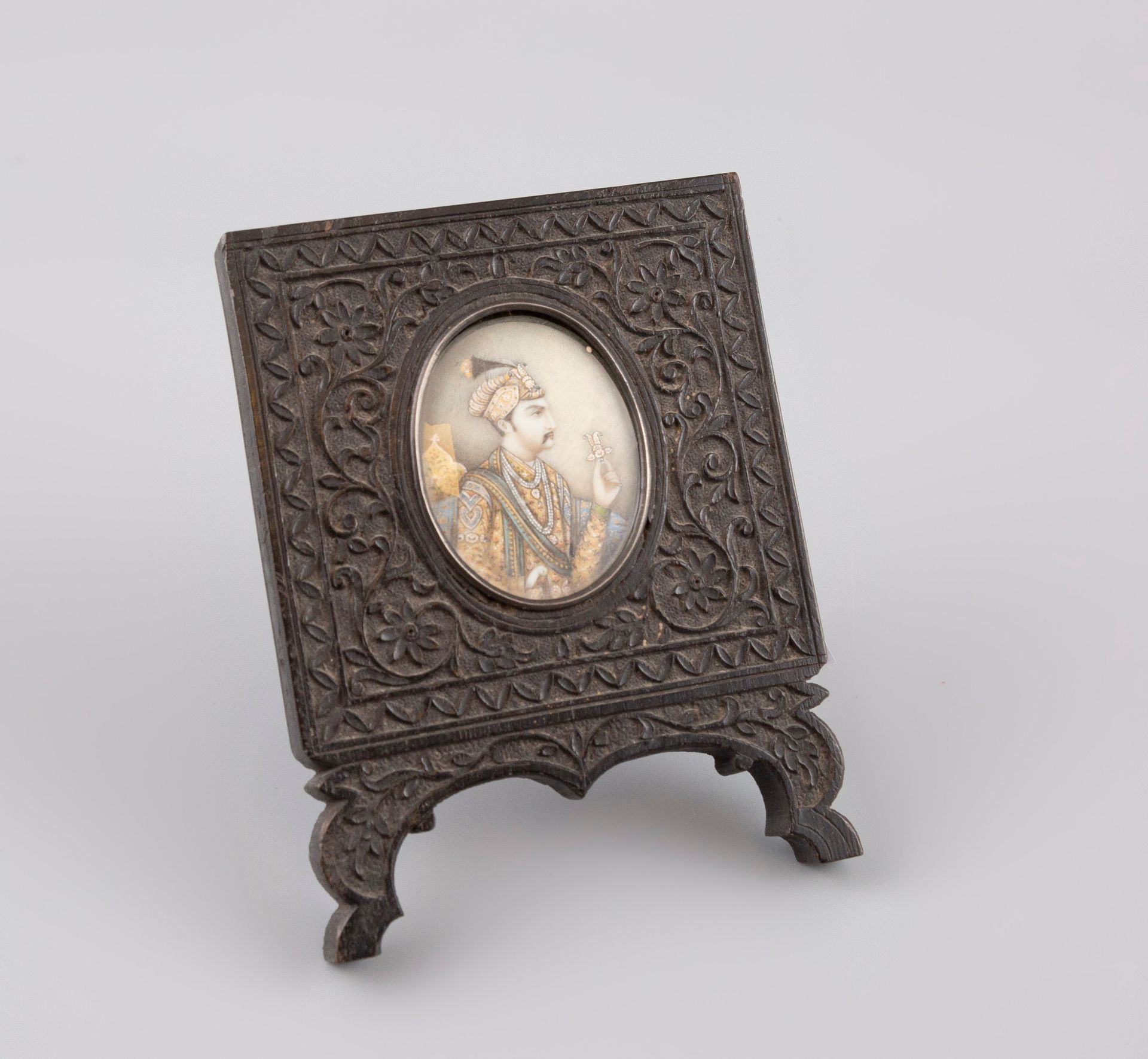 Null Miniature perse sur ivoire. Portrait de dignitaire dans un cadre en bois sc&hellip;