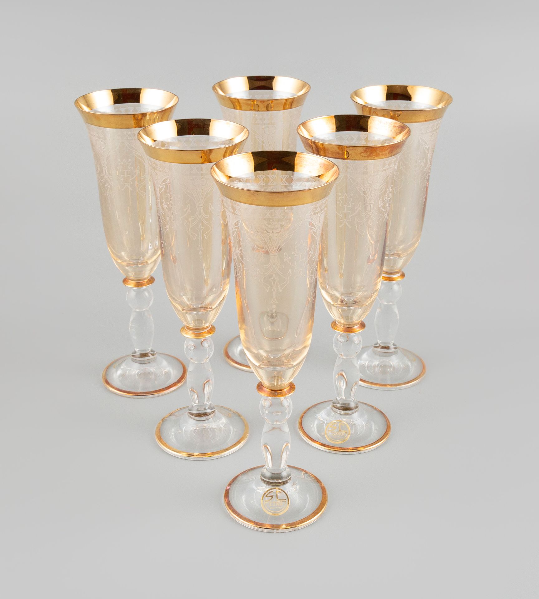 Null Sei flauti da champagne in vetro colorato inciso.