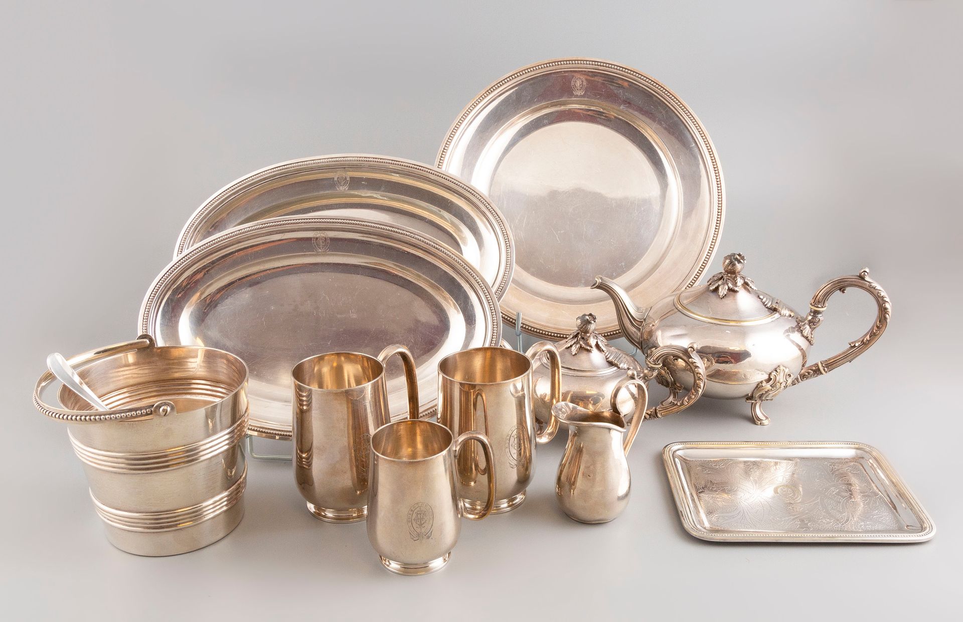 Null Halphen House.一批各种银色金属和银色铜器，其中一些来自伊甸园剧院酒店，包括：一个茶壶，一个咖啡壶，一个圆盘，两个椭圆盘，一个邮件盘，三个&hellip;