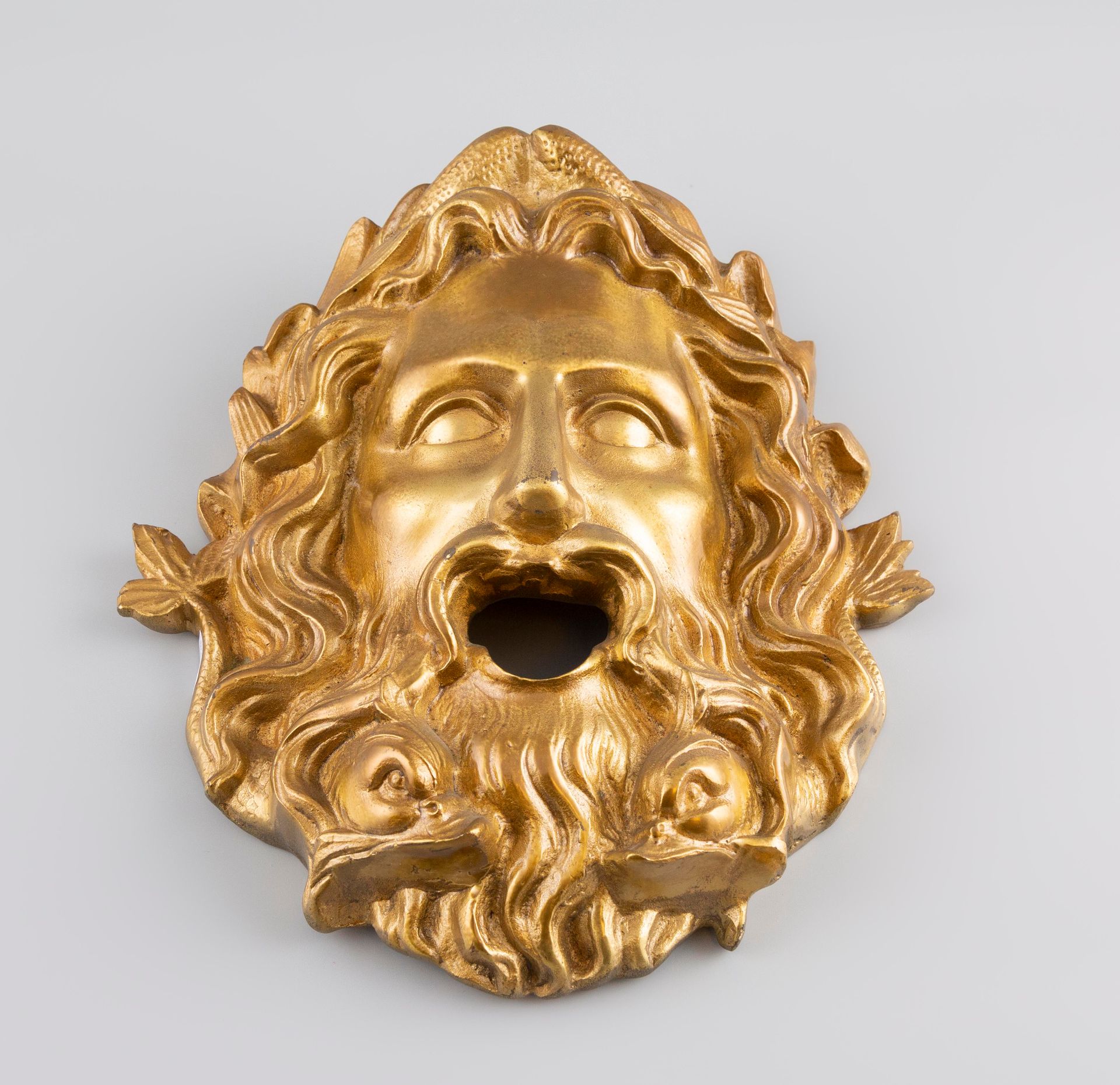 Null Masque en bronze doré. "Neptune". H.25cm.