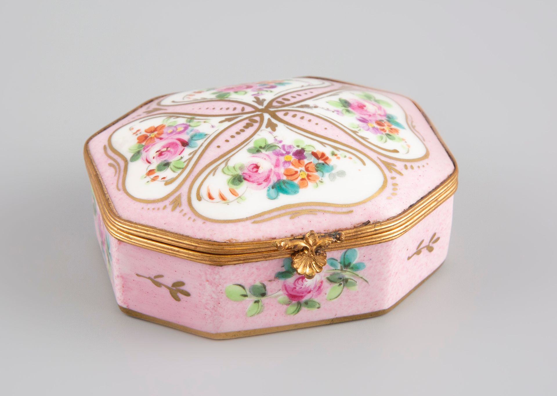 Null Limoges, Francia. Caja de porcelana con fondo rosa y flores pintadas. 4x9x7&hellip;