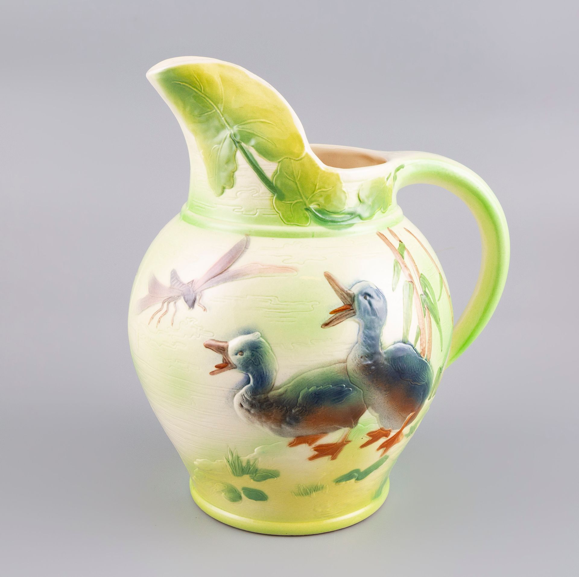 Null SAINT CLEMENT. Earthenware jug with ducks on a green background. H. 25cm.