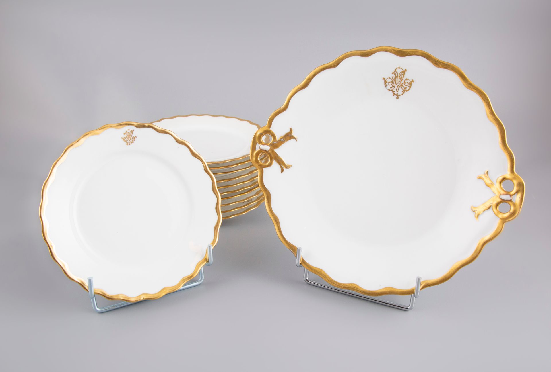 Null 法国LIMOGES。白色和金色的瓷器甜点套装包括11个小盘子和1个盘子。
