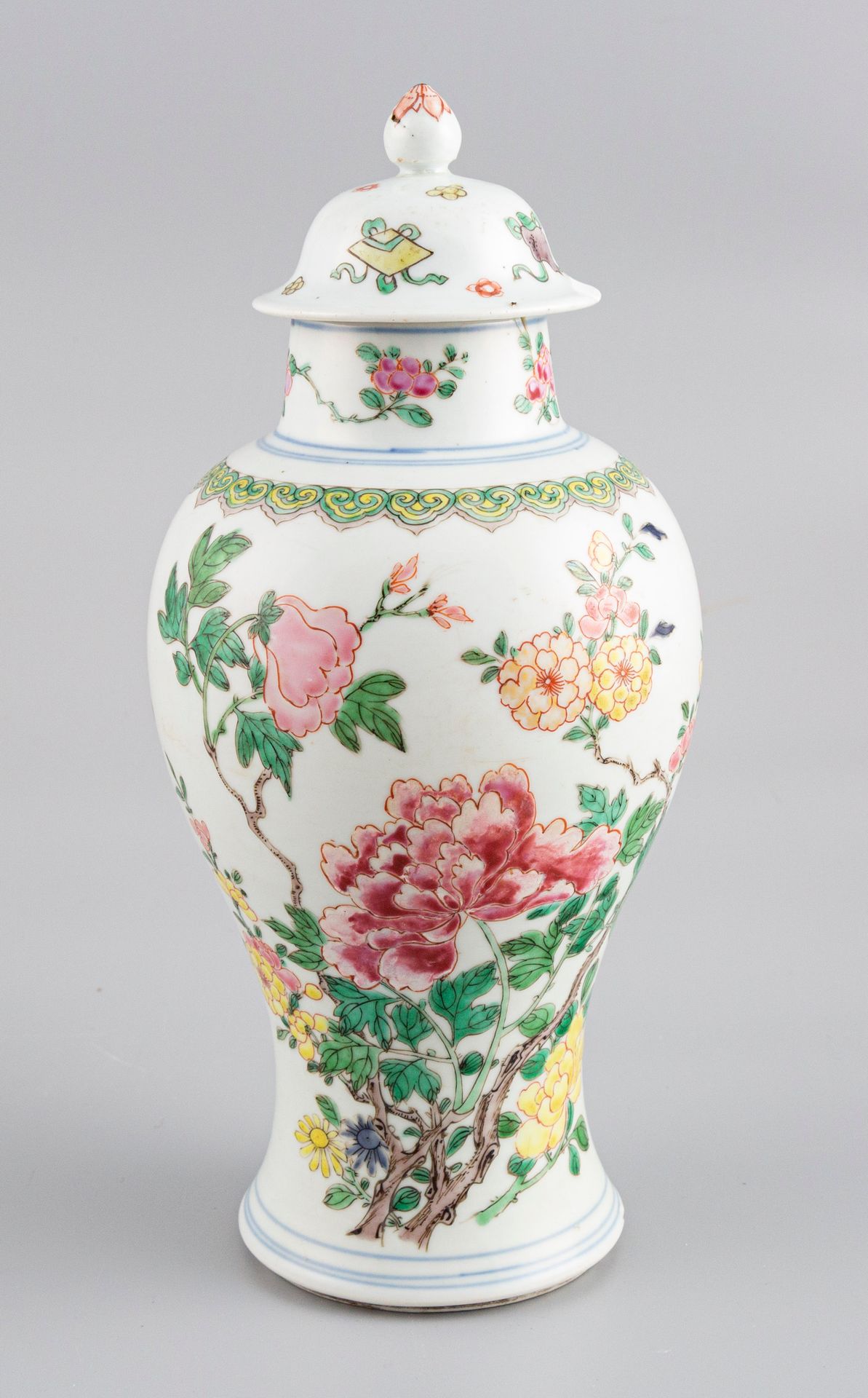 Null 中国瓷器的有盖花瓶。高26.5厘米。(事故到盖子上，重新粘上）。)
