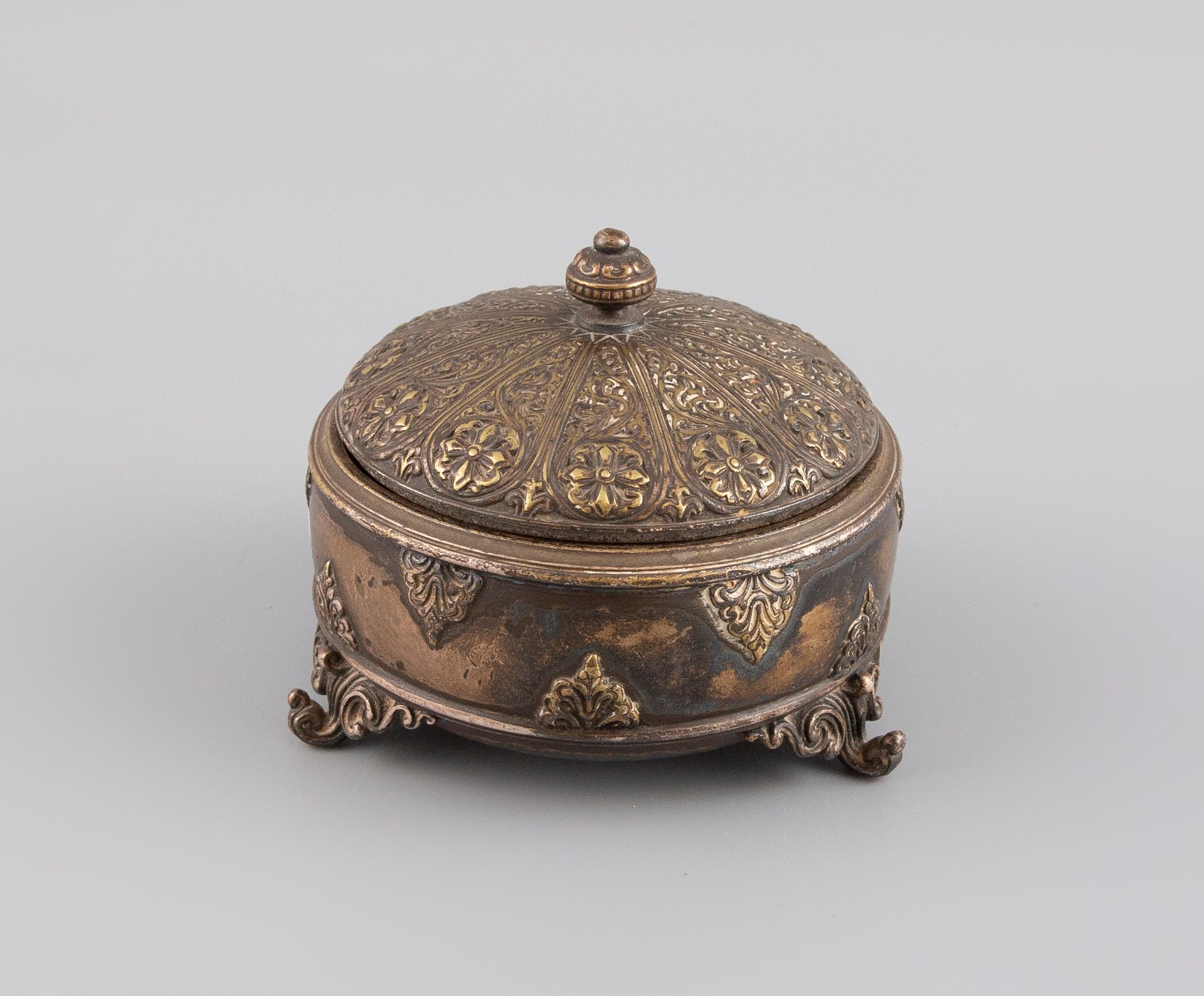 Null BARBEDIENNE. Covered box in silvered bronze resting on three feet.