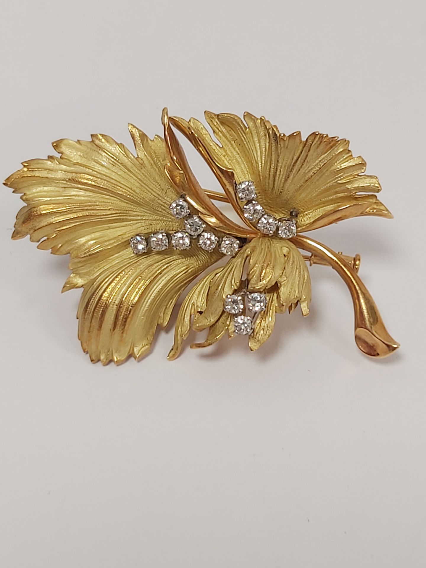 Null 
Leaf brooch in 18K 750° yellow gold set with 14 diamonds. Length approx.5,&hellip;