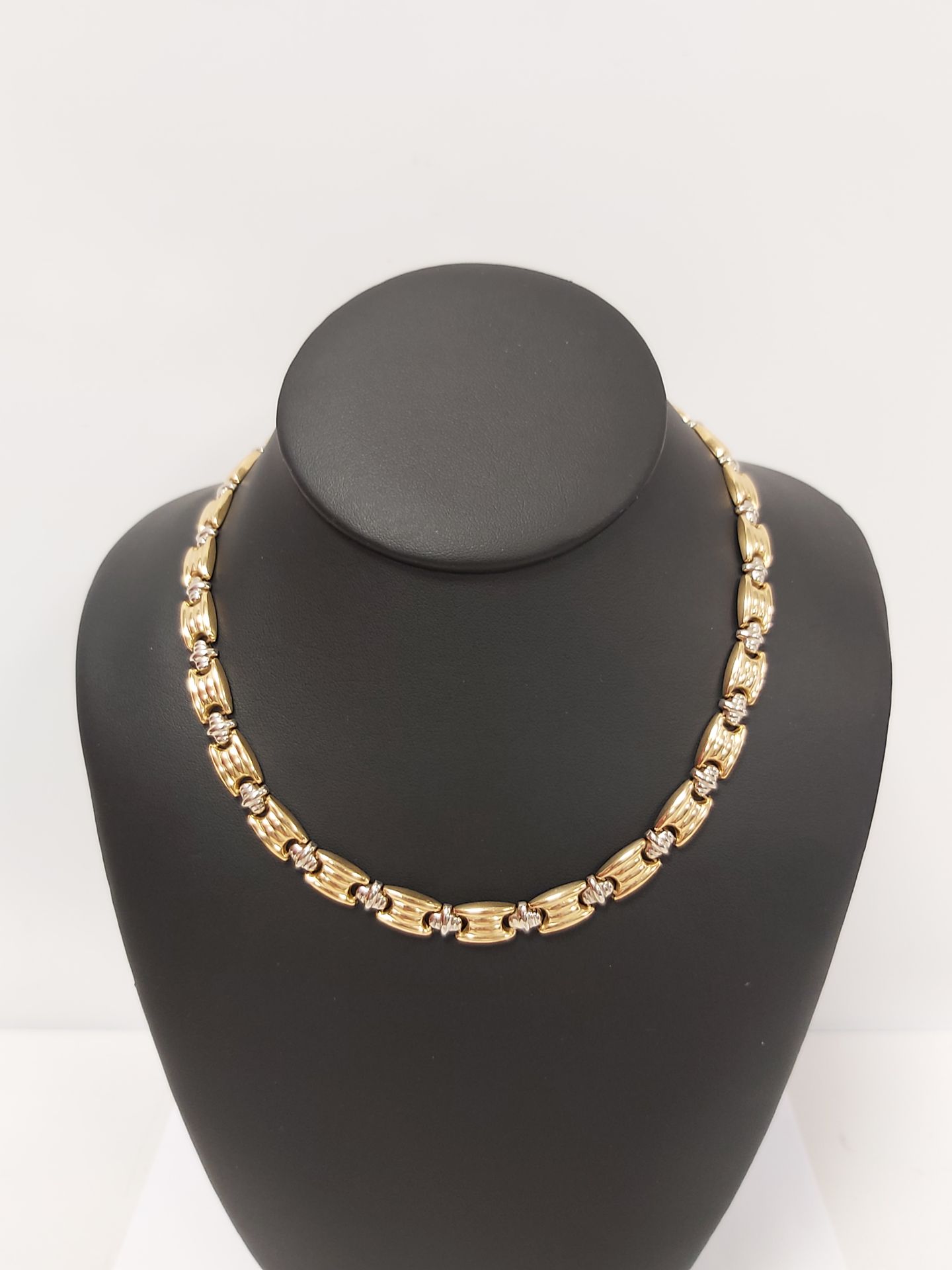 Null 
Parure deux ors 18K 750° comprenant un collier et un bracelet. Poids 50g.