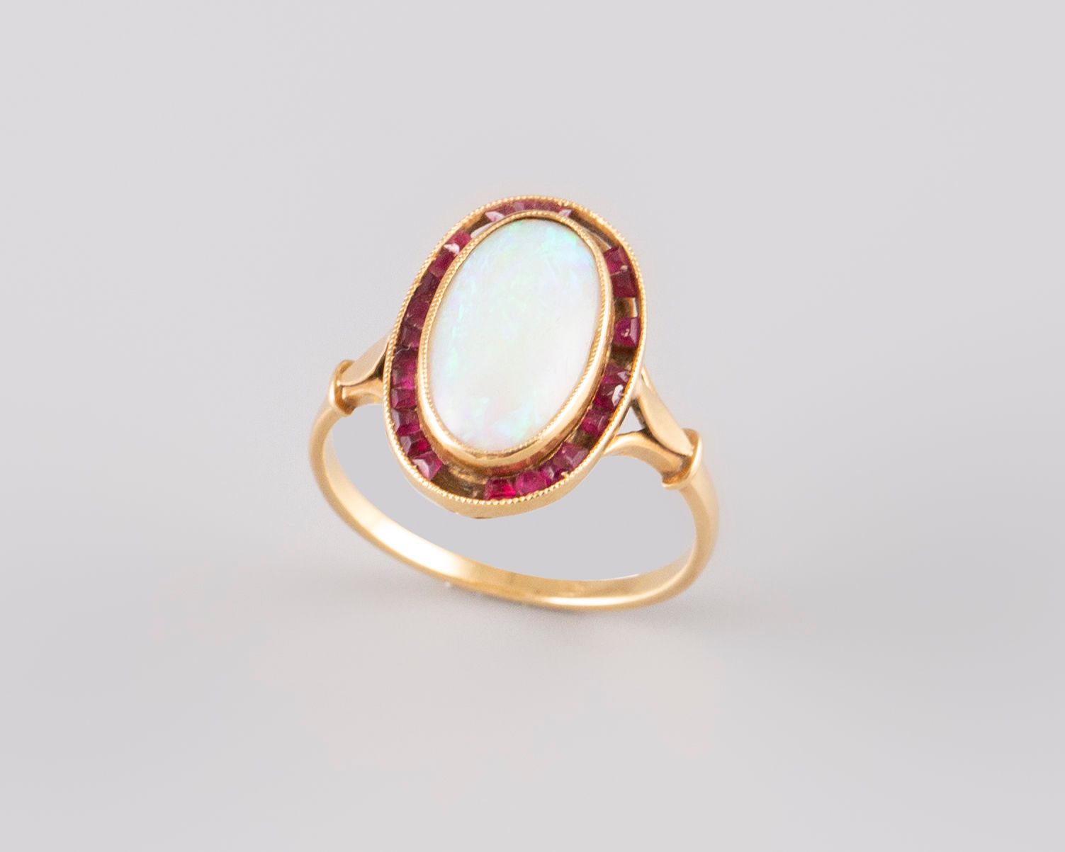 Null Ring aus 18 Karat Gelbgold 750°, besetzt mit einem Opal. TDD 56. BG:3,6g