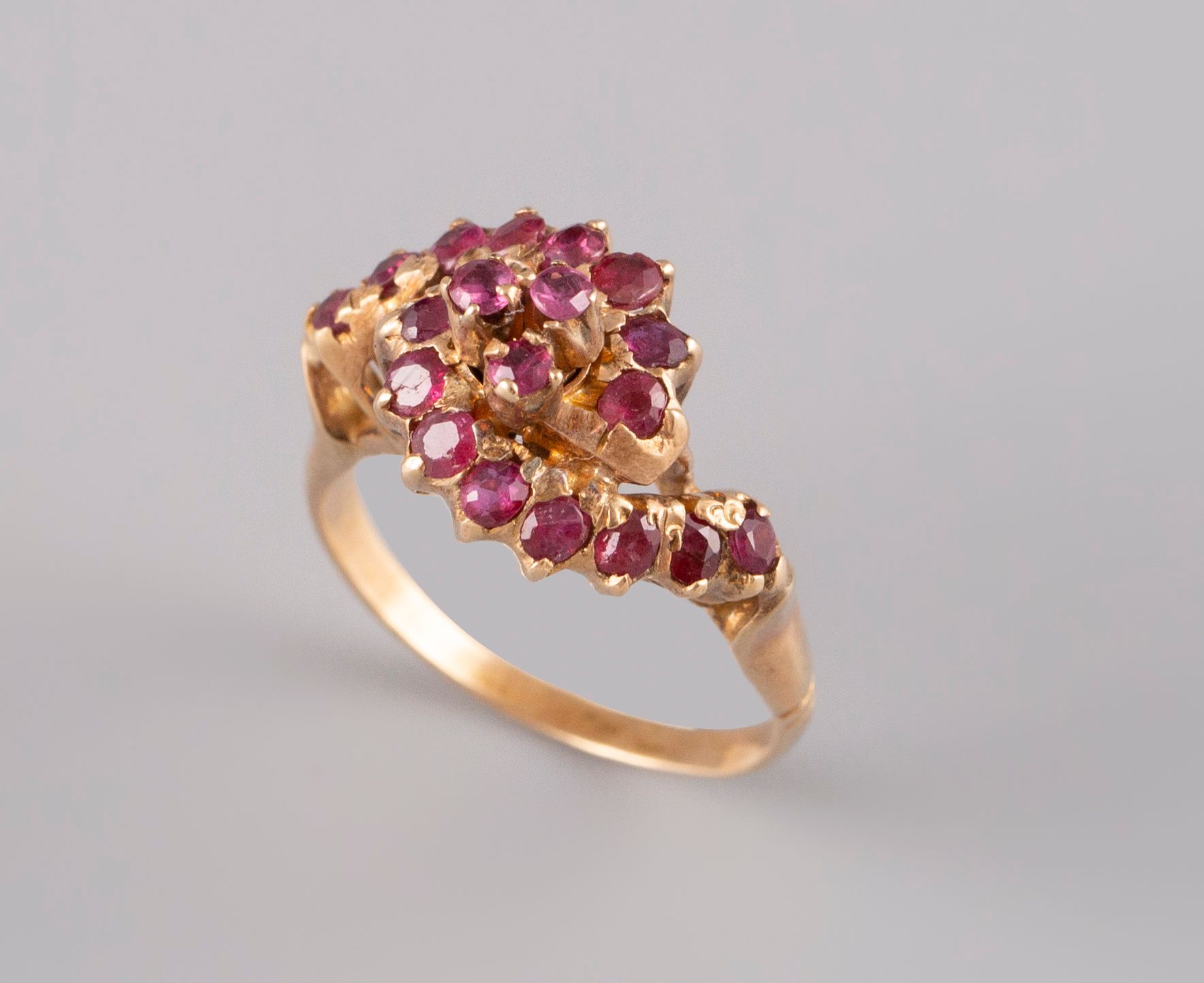 Null Ring in 18K yellow gold 750° set with small rubies. TDD 50. PB:3,7g