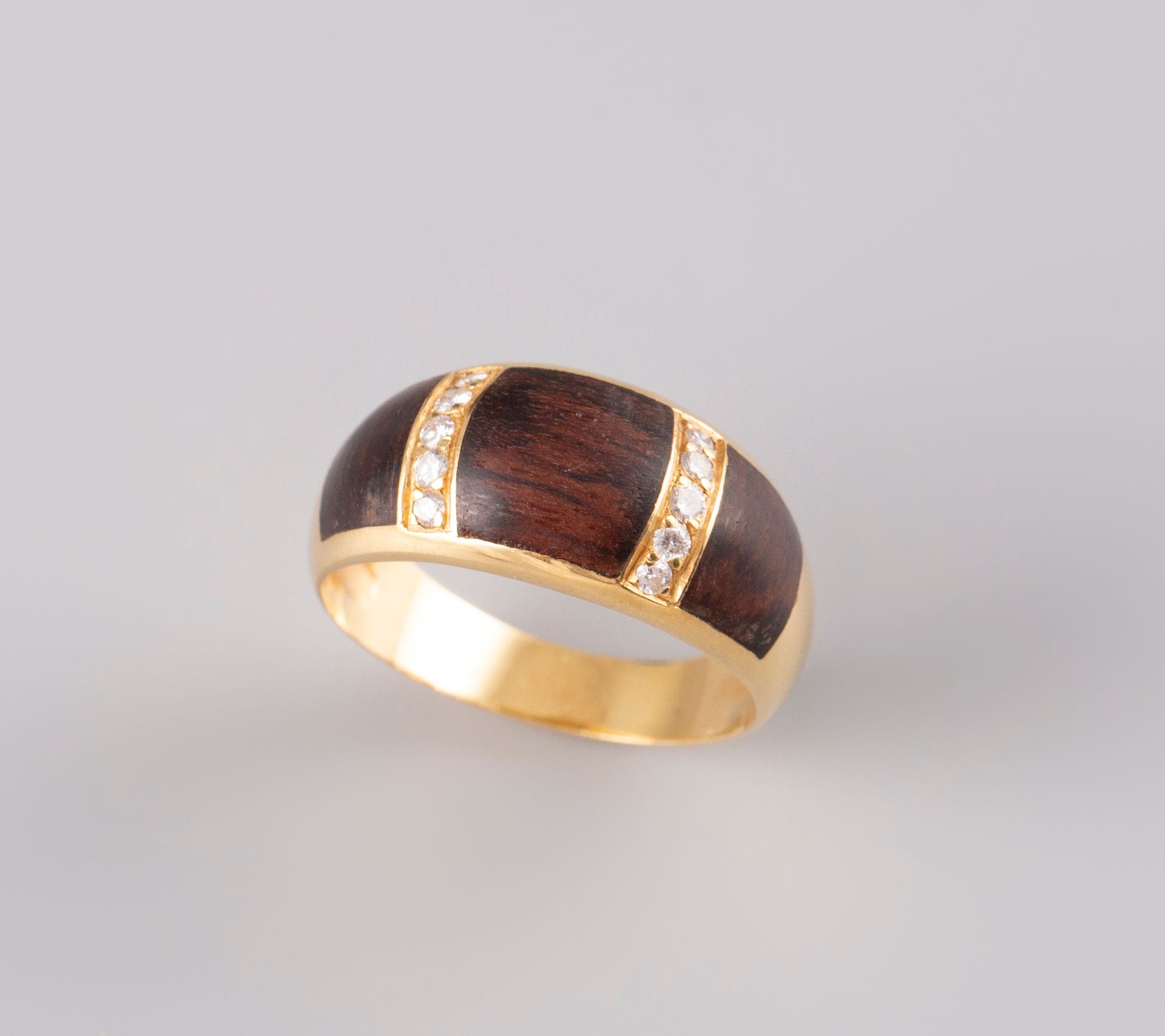 Null 1960s ring in 18K yellow gold 750° with ebony veneers separated by rows of &hellip;