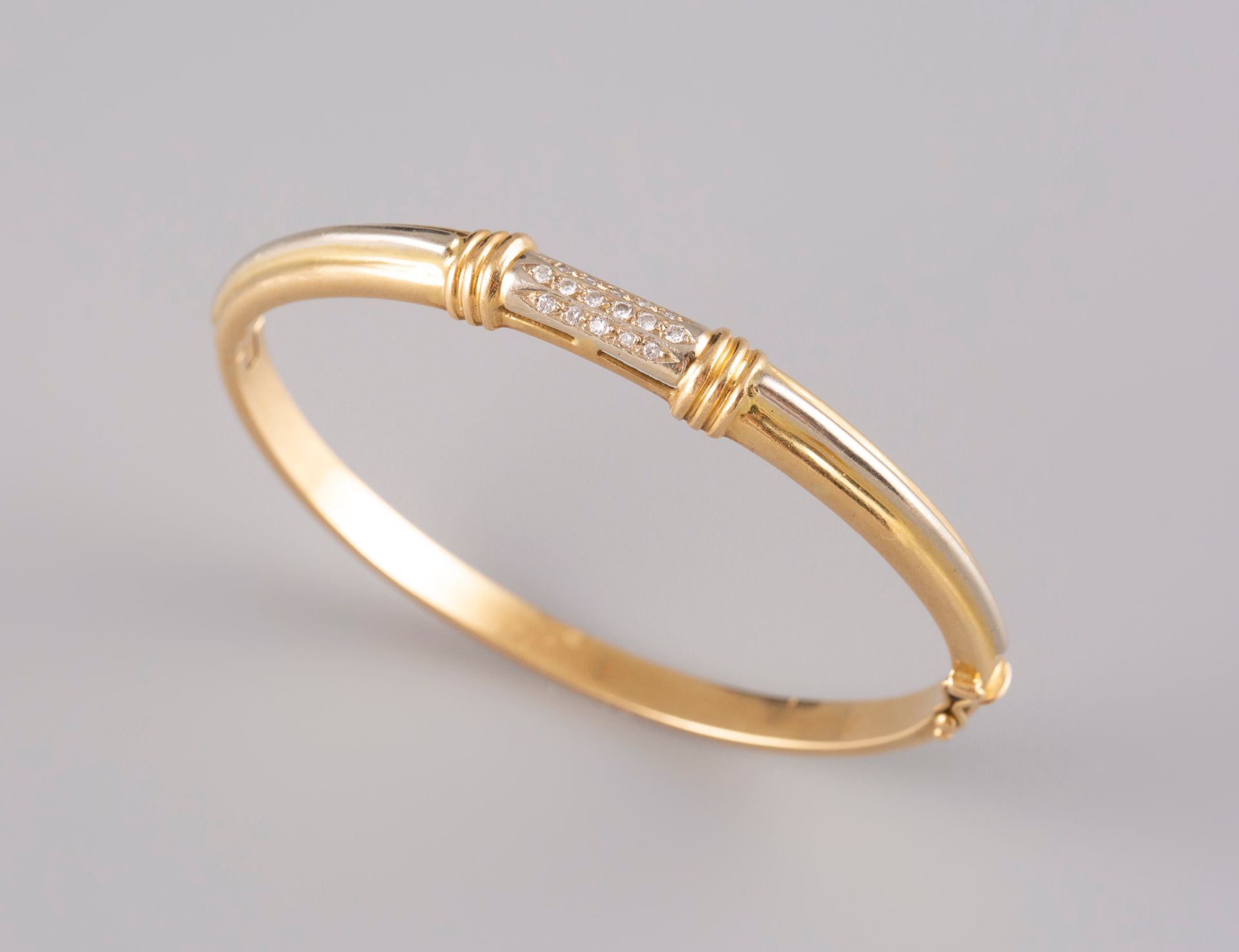 Null Bracelet in 14K gold set with small diamonds. PB:25g