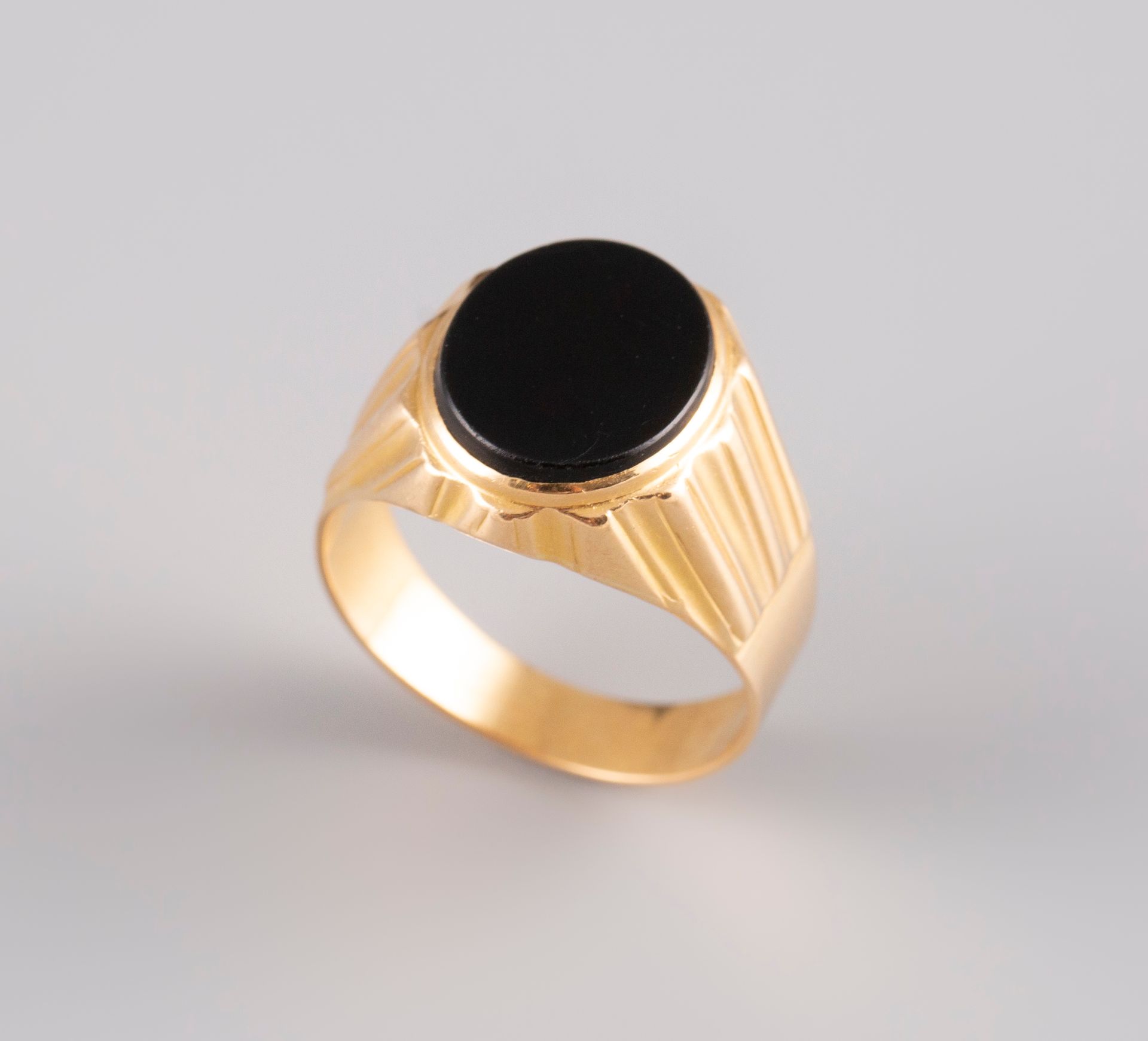 Null Chevalière in 18K yellow gold 750° set with an onyx stone. TDD 64. PB:7,3g