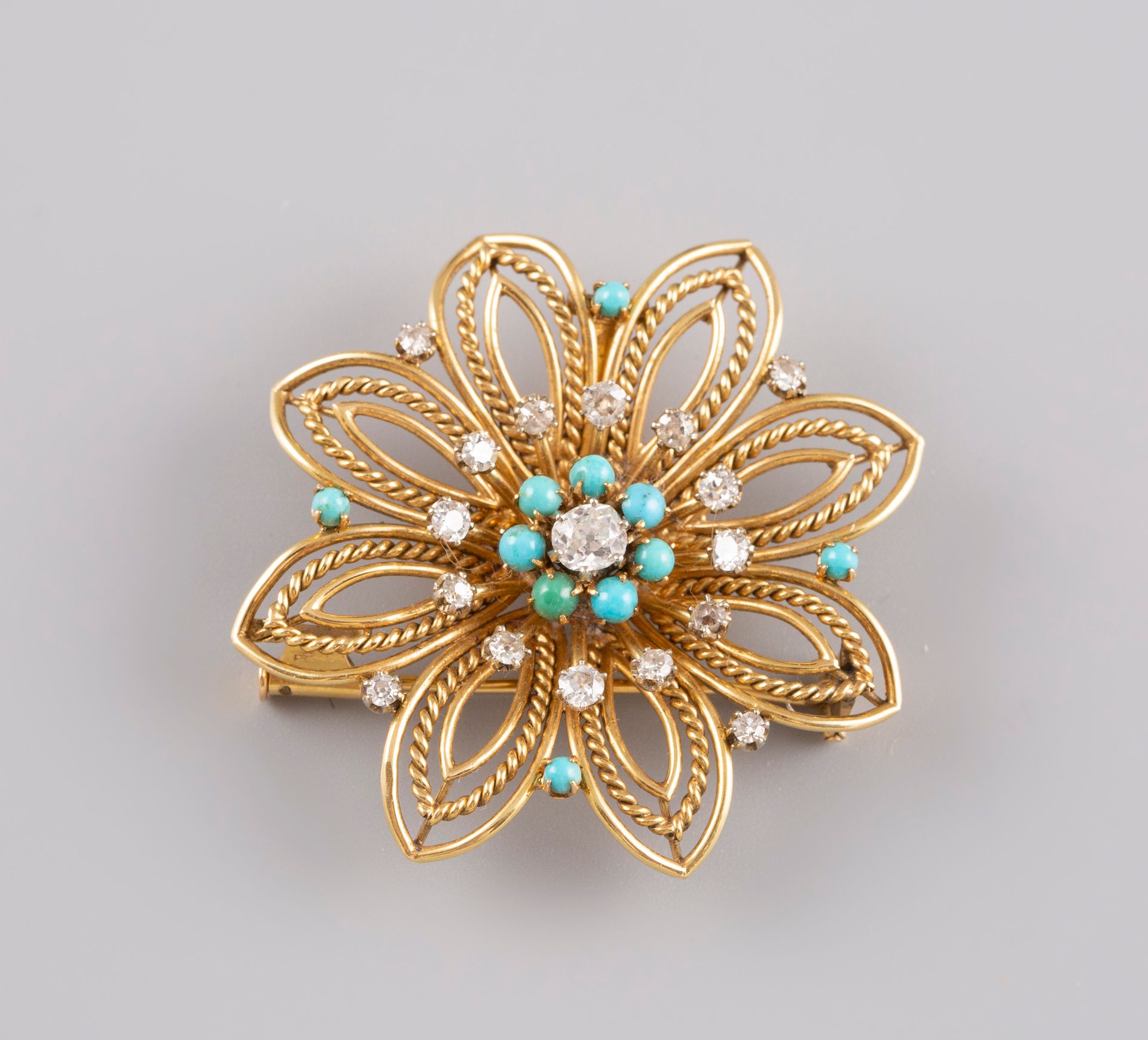 Null 18K黄金吊坠胸针，以绿松石珠子和钻石组成的花朵为特色，其中一个较大的钻石在中心，仿古切割约0.60克拉。PB：19.32g