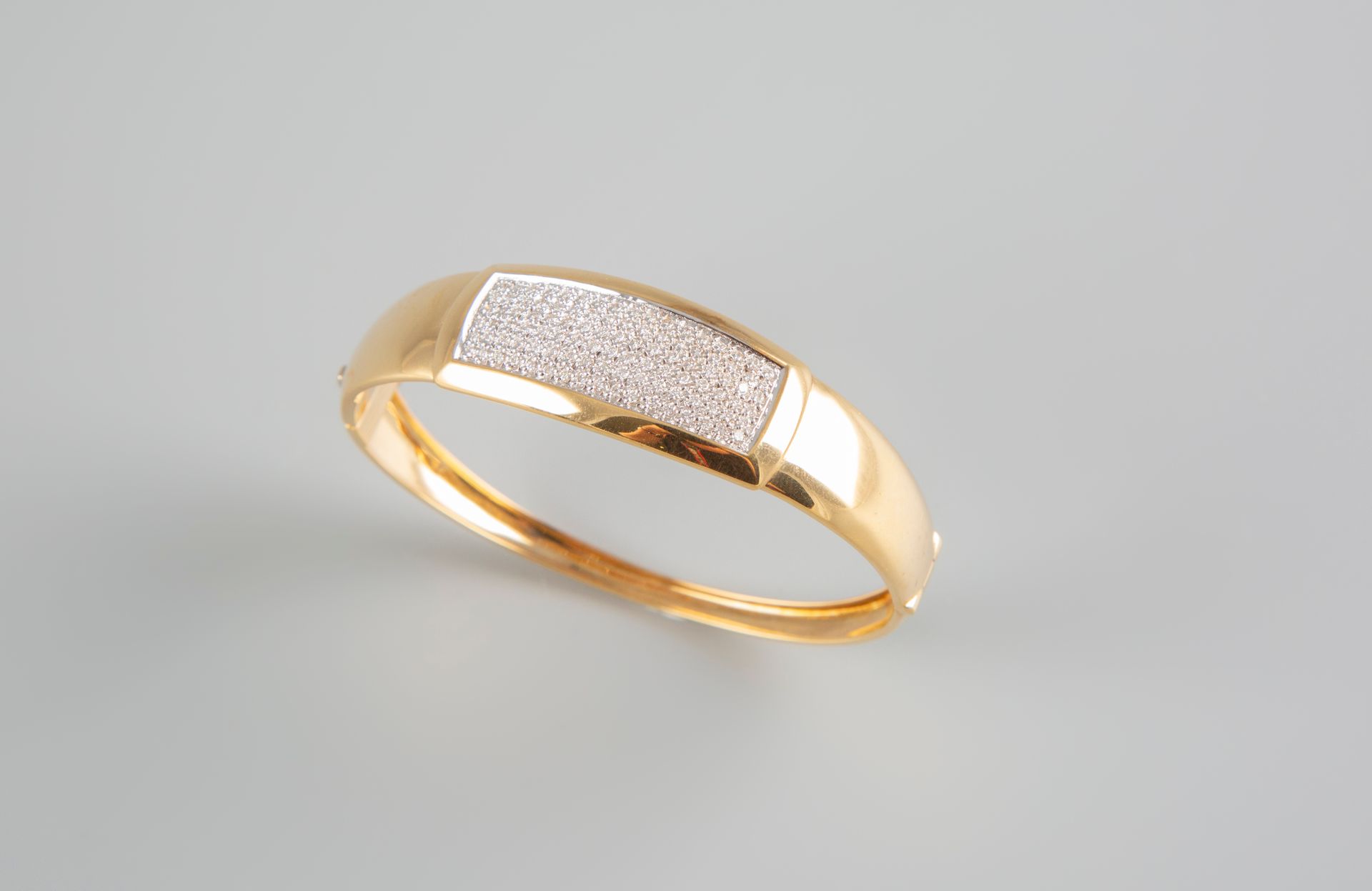 Null Bracelet jonc en or jaune 18K 750° serti d'un pavage de brillants. PB:25,4g