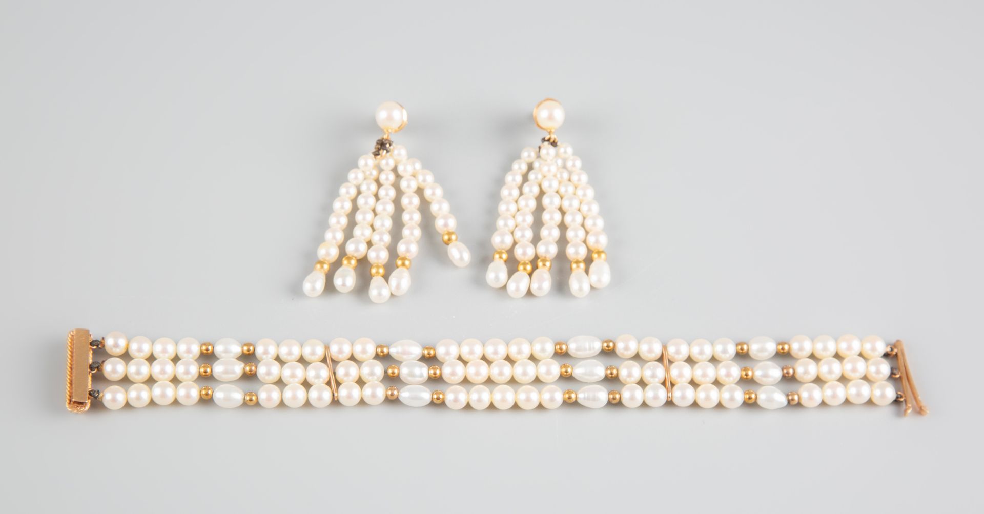 Null 套装包括一个三排Keishi珍珠手镯和一对配套的耳环。镶嵌于18K黄金750°。