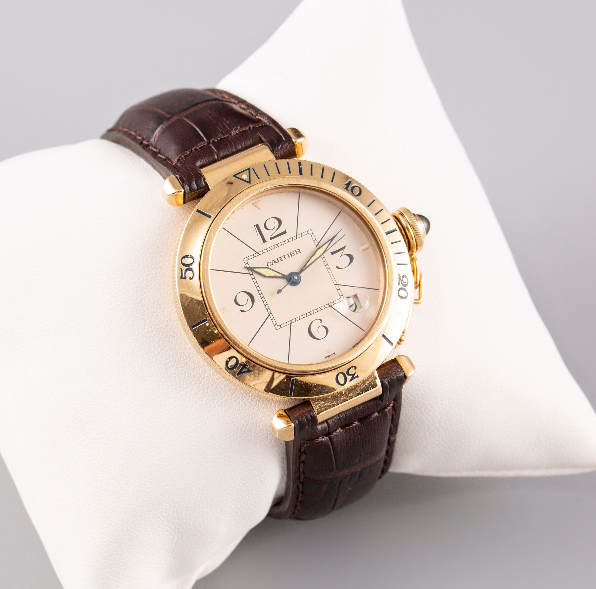 Null 卡地亚。PACHA型号的手表。黄金表壳和折叠式表扣。自动机芯，年份为1989年，型号为M101561。