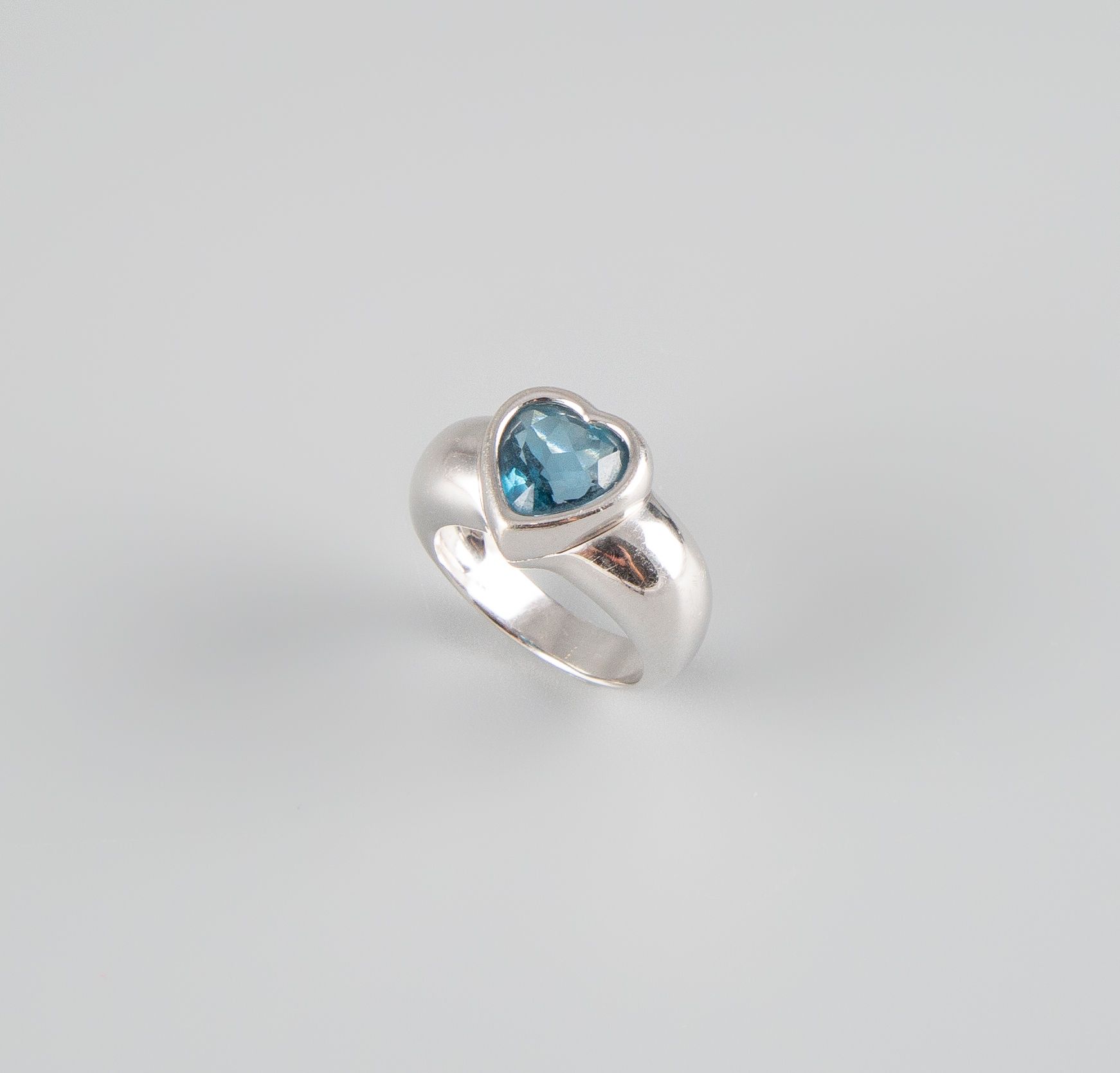 Null 
 Heart ring in 18K white gold 750° set with a blue topaz. TDD 58. PB:13,4g