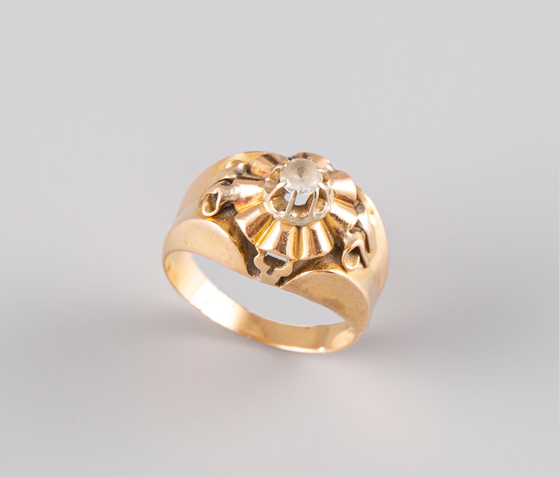 Null 50's ring in 18K yellow gold 750° set with a white stone. TDD 58. PB:5g