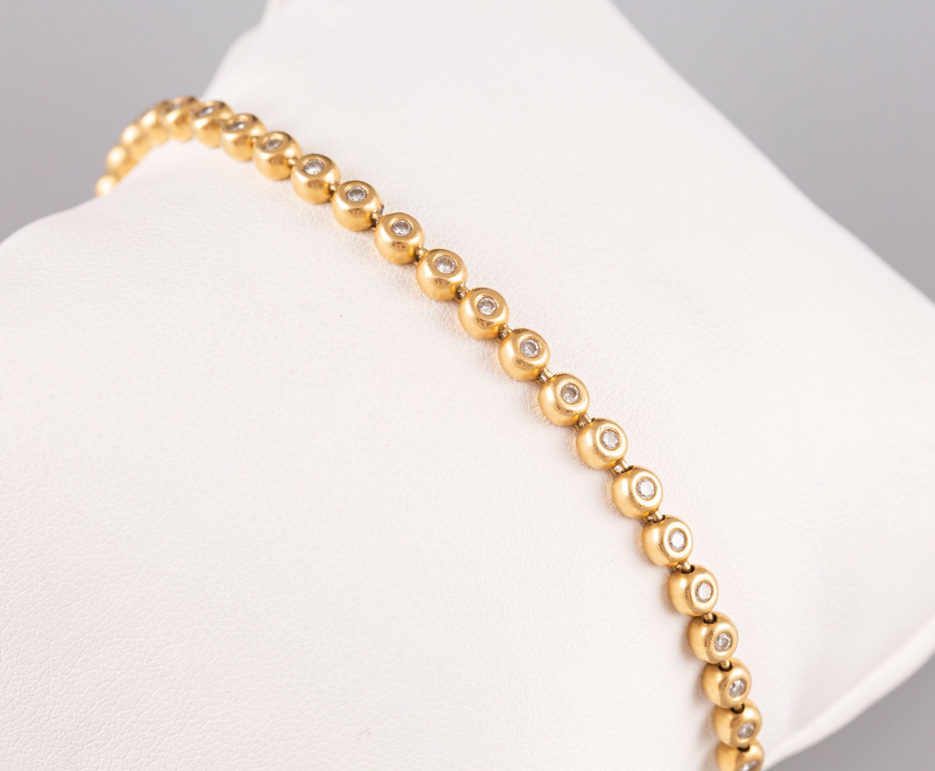 Null Bracelet en or jaune 18K 750° sertie de petits brillants. PB:14,7g