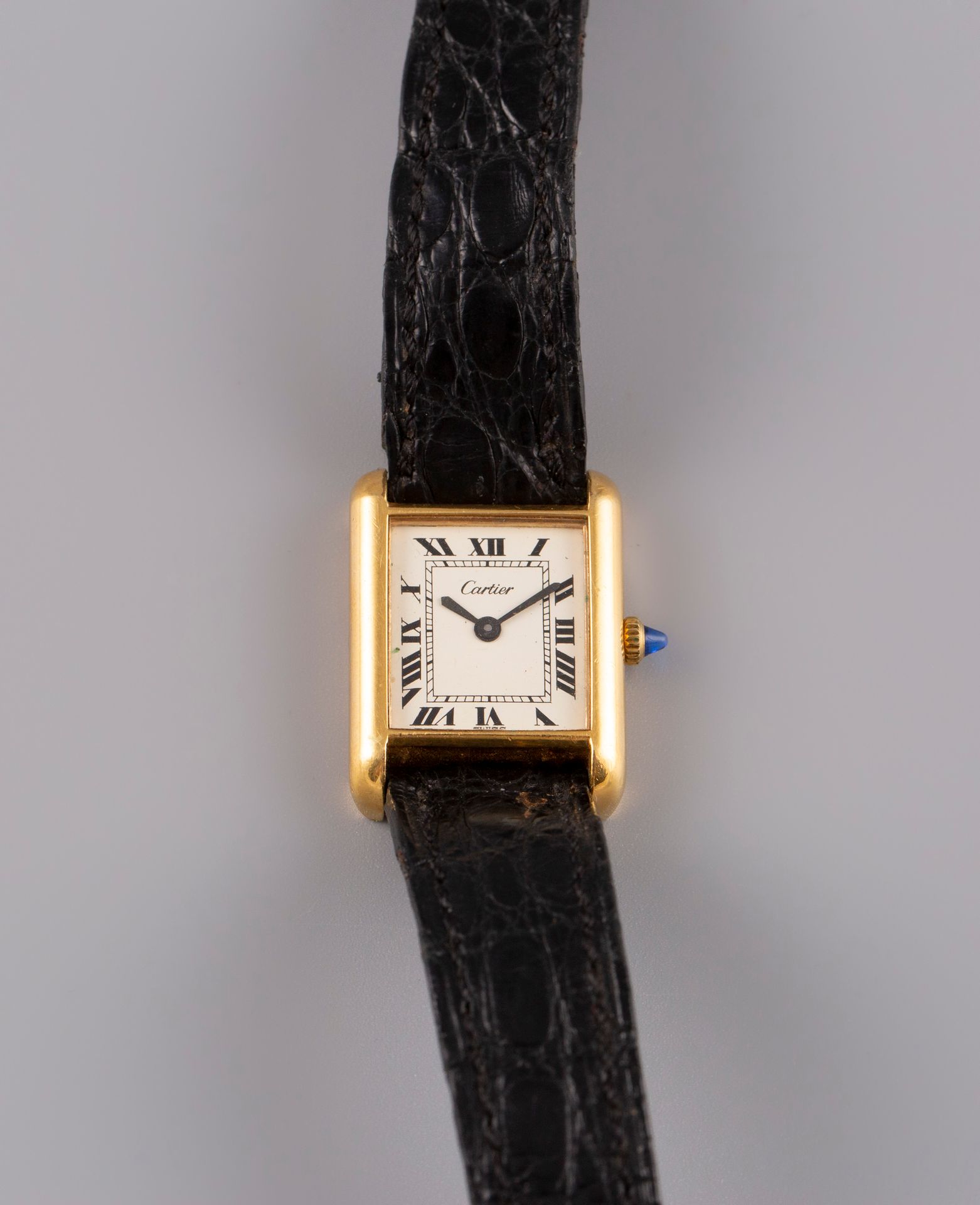 Null CARTIER. Santos watch in 18K yellow gold 750°, lizard strap. (a dent in the&hellip;