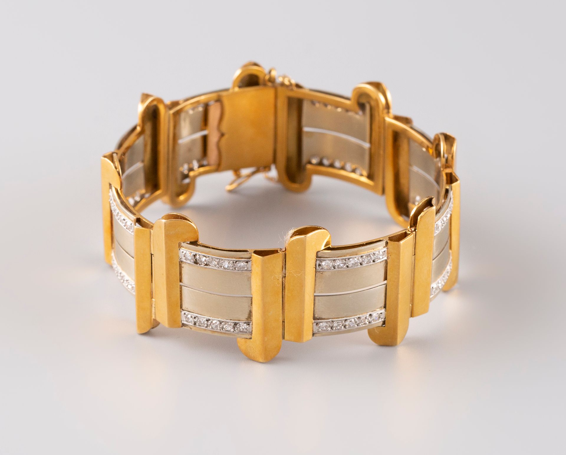 Null Bracelet articulé en or jaune 18K 750° sertie de petits brillants. PB:45,4g