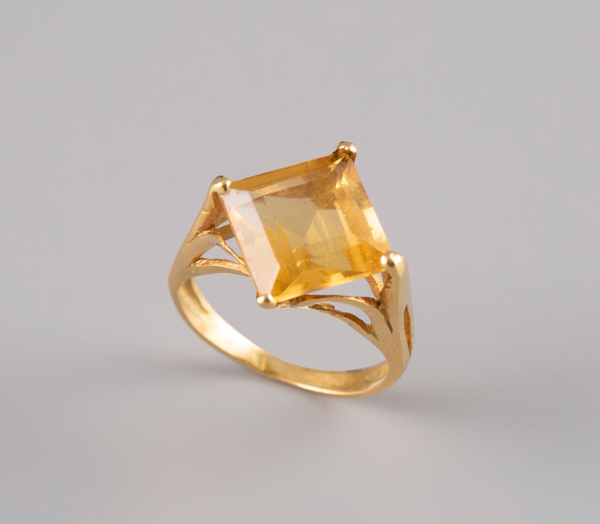 Null Ring aus 18 Karat Gelbgold 750°, besetzt mit einem Citrin. TDD 47. BG:3,8g
