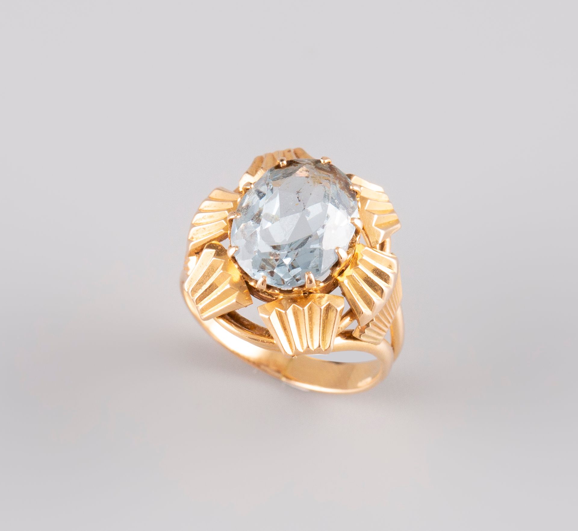 Null 
镶嵌有蓝色宝石的18K黄金戒指。TDD 56.PB：7.3克（边缘有碎屑）。