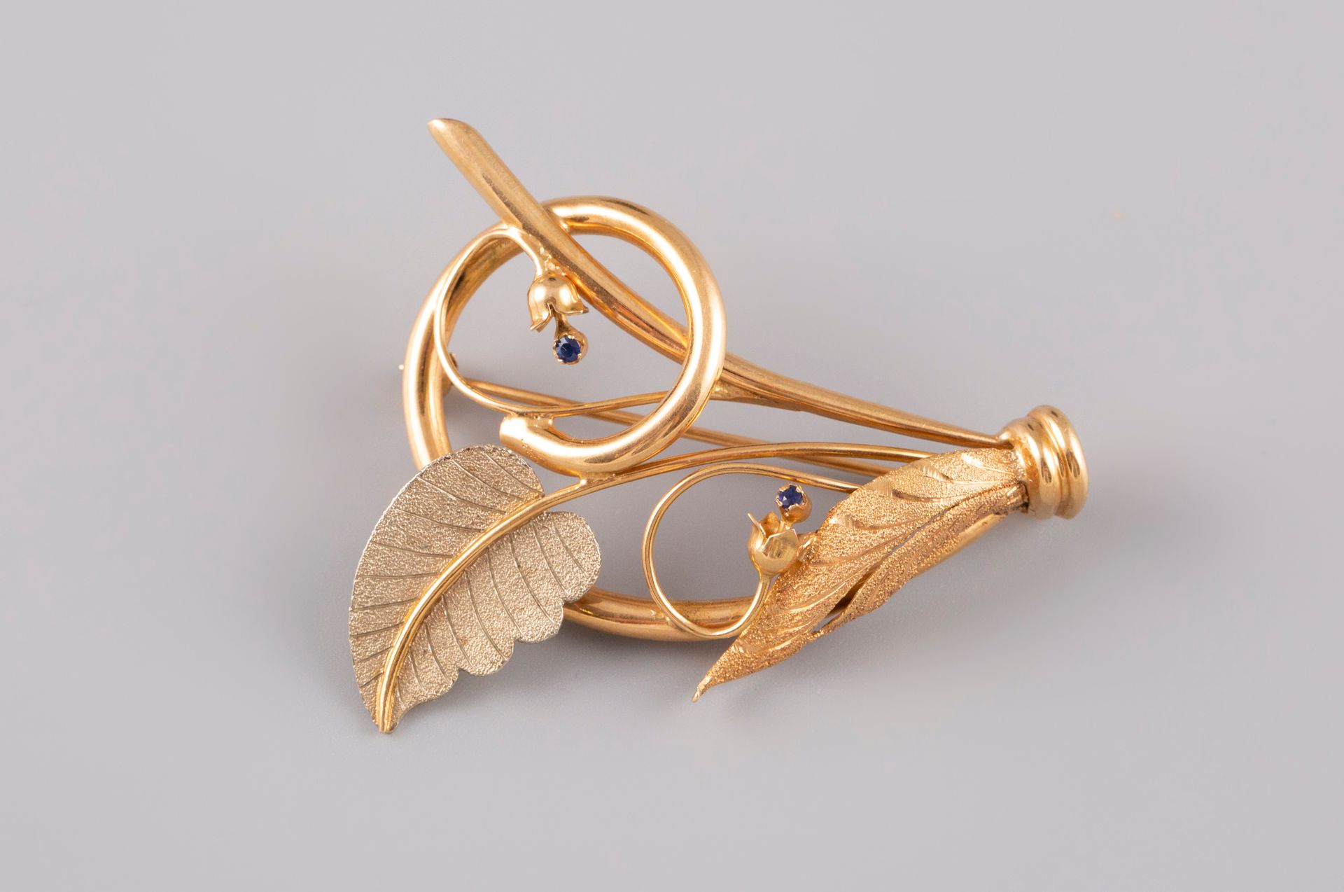 Null Brooch in 18K yellow gold 750° set with two small sapphires. PB:11,2g