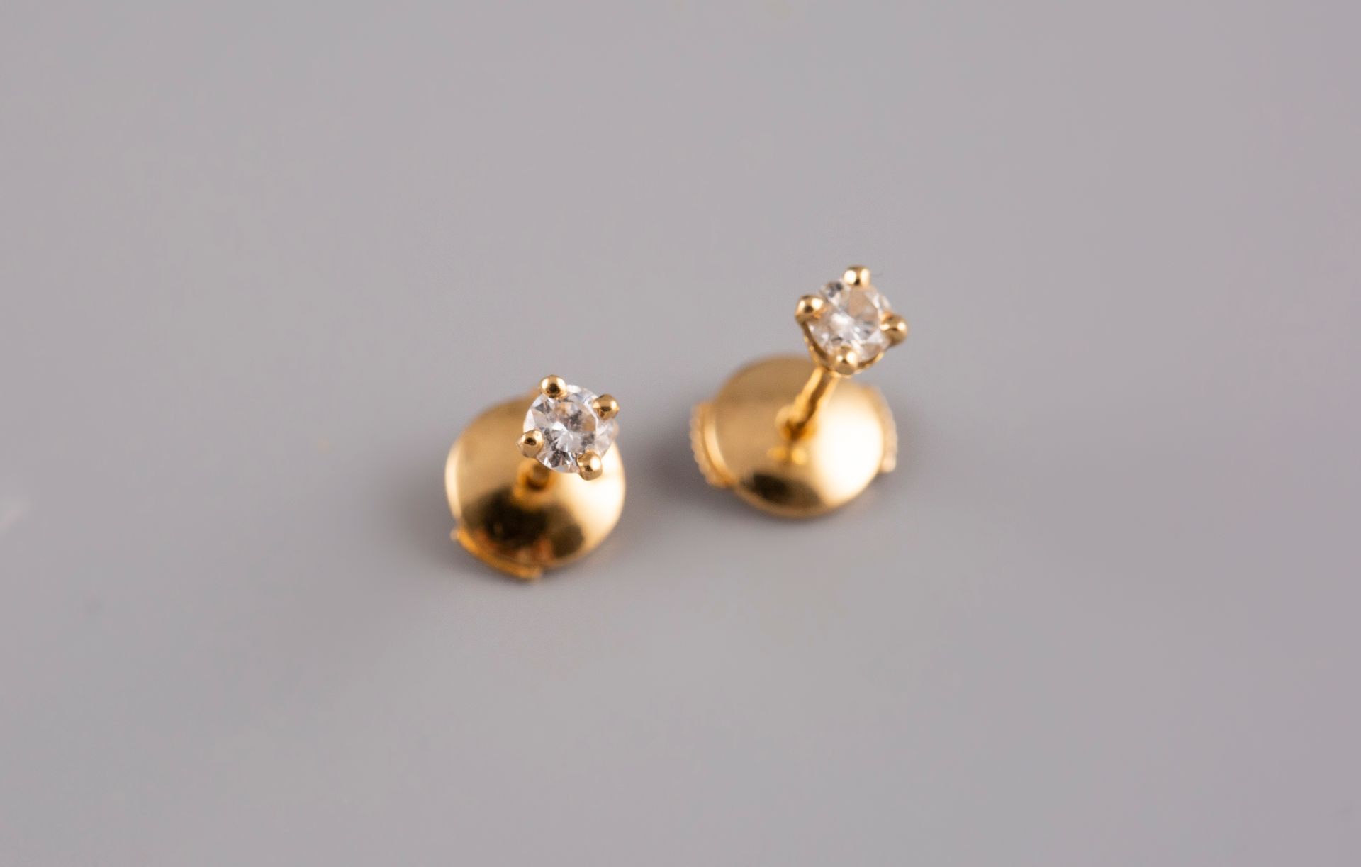 Null Paire de puces d'oreilles en or jaune 18K 750° et diamants, 0,10cts, fermet&hellip;