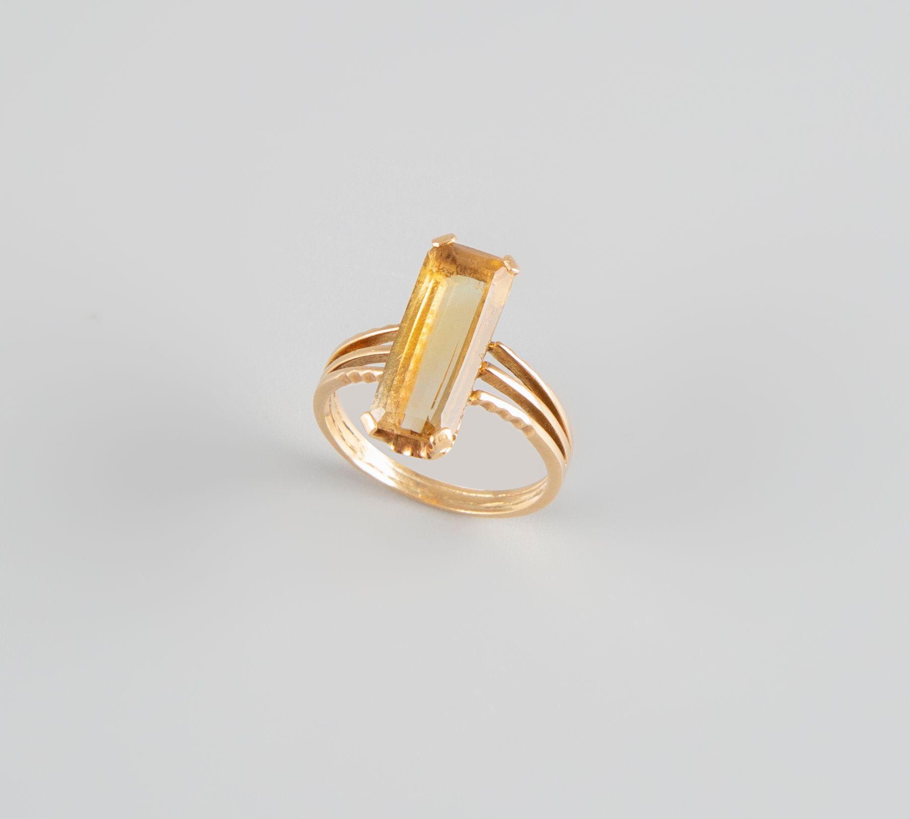 Null 18K黄金戒指，镶嵌有长方形的黄水晶。TDD 54.PB: 3.4g
